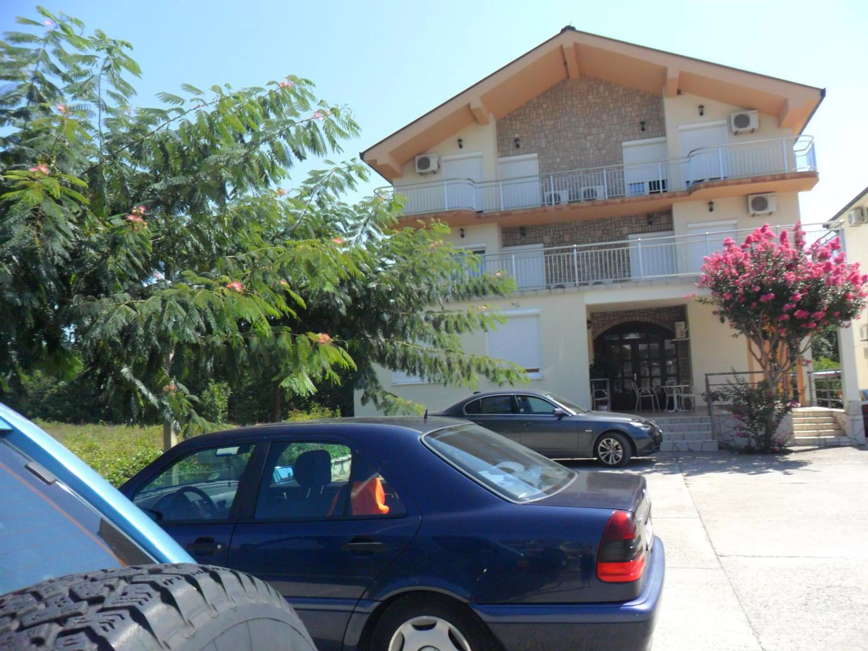 Facade/entrance, Property Building in Rooms MBM