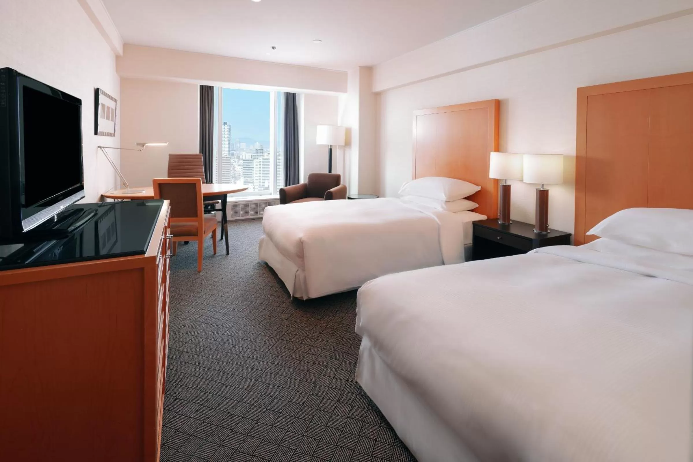 Photo of the whole room, Bed in Sheraton Miyako Hotel Osaka