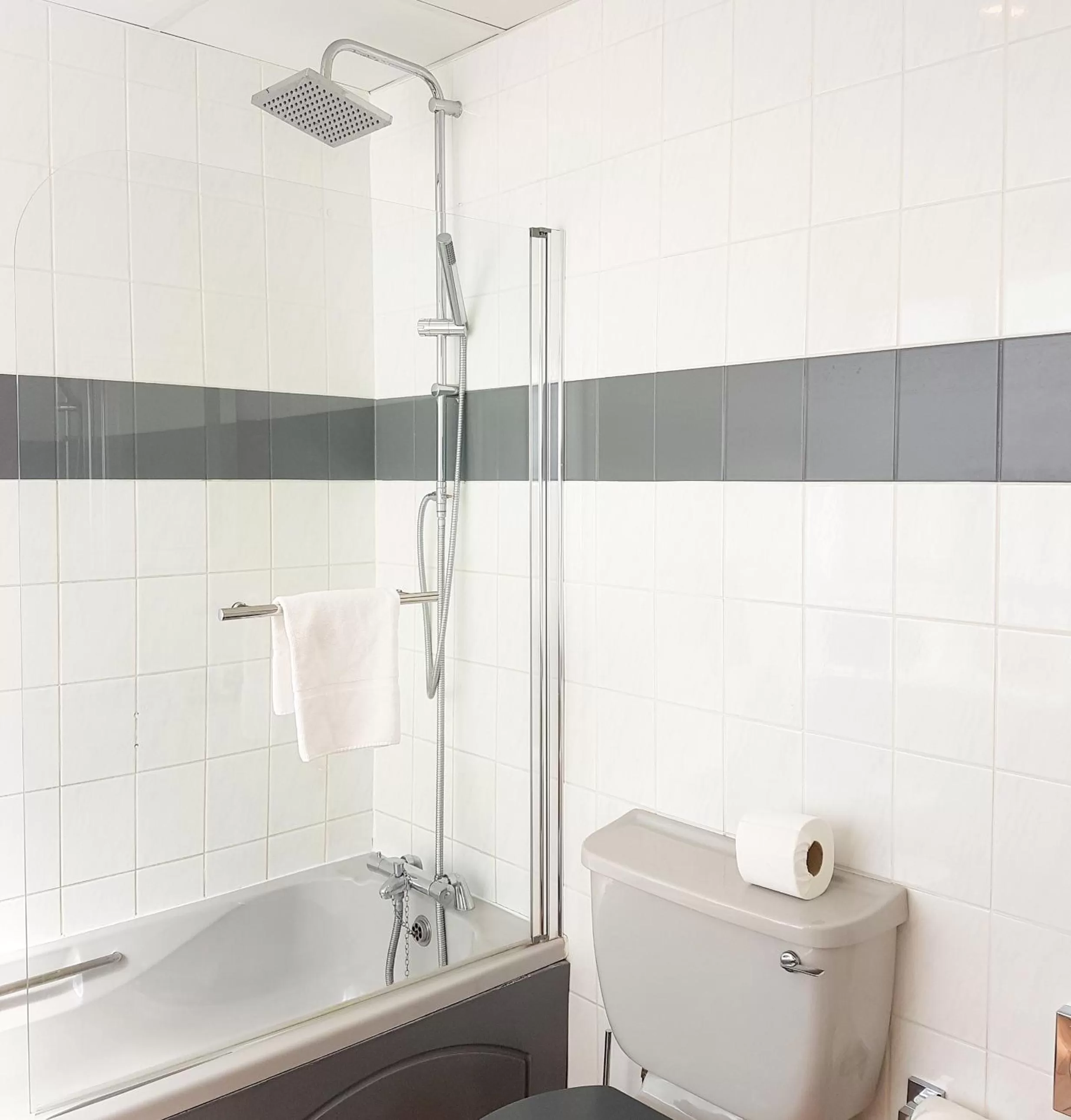 Shower in Cumberland Hotel - OCEANA COLLECTION