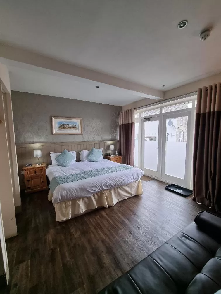 Photo of the whole room, Bed in Ye Olde Fighting Cocks