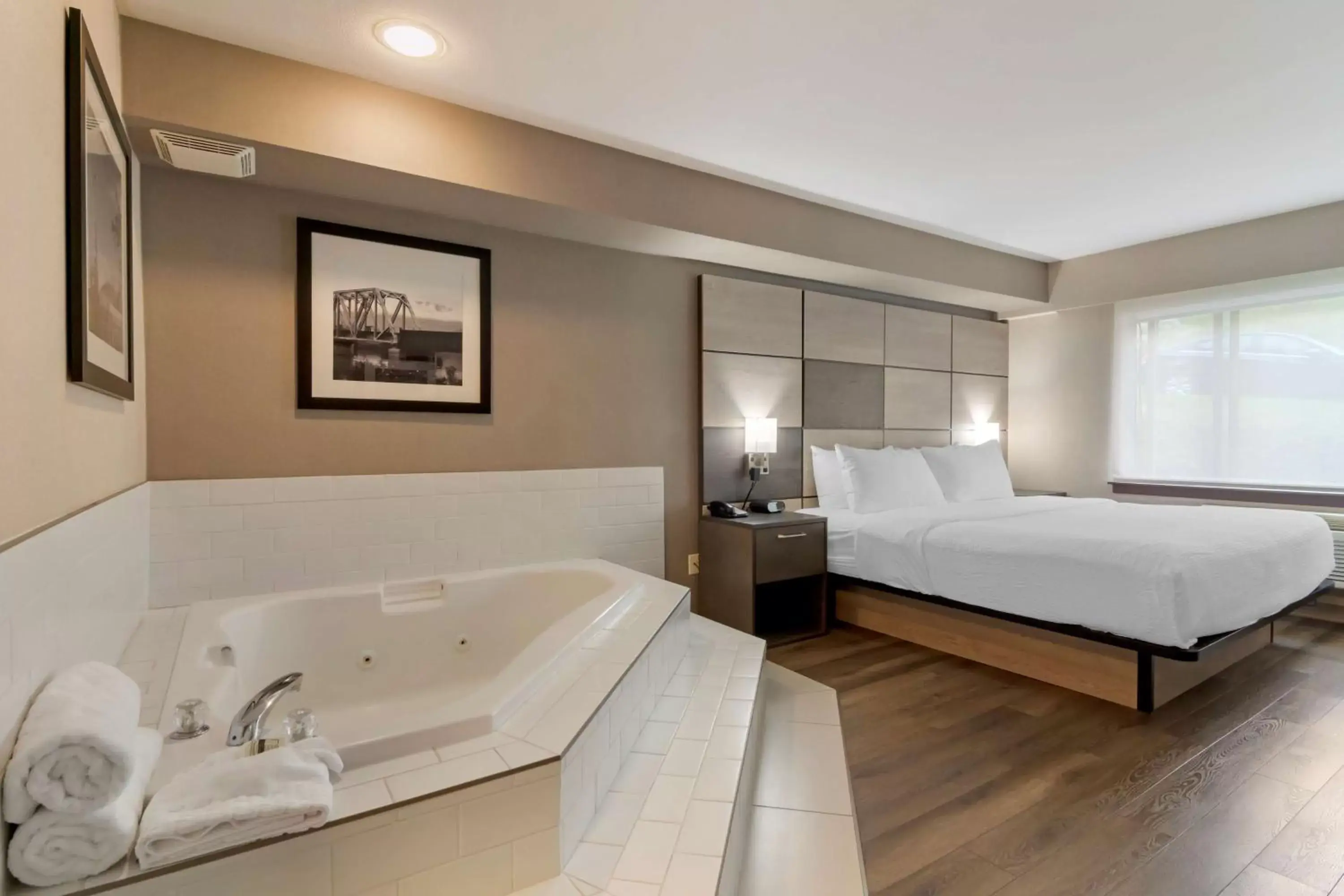 King Room with Whirlpool - Non-Smoking in Best Western Premier Aberdeen Kamloops King Room with Whirlpool - Non-Smoking in Best Western Premier Aberdeen Kamloops