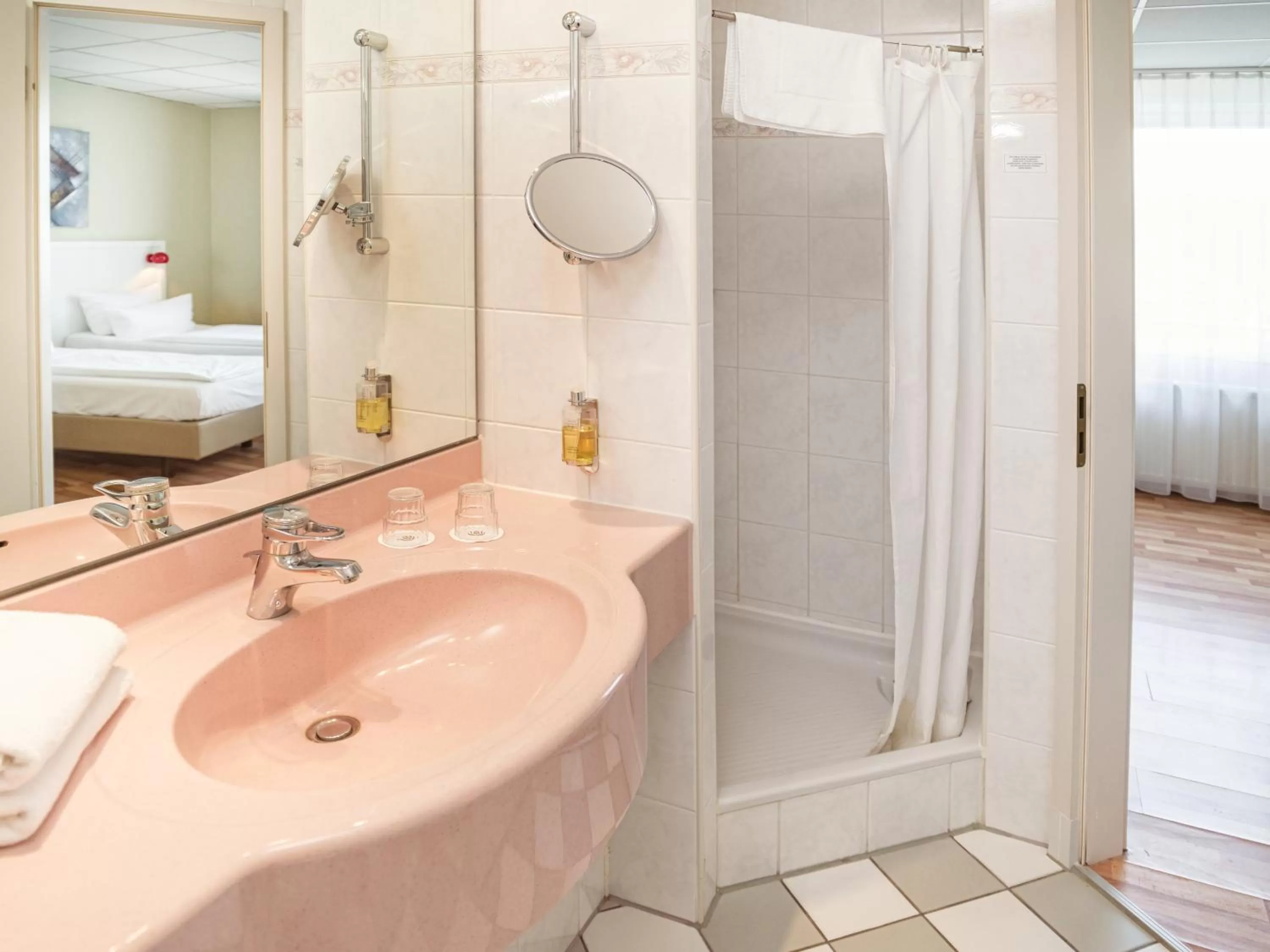 Shower in Hotel am Schloß Köpenick by Golden Tulip