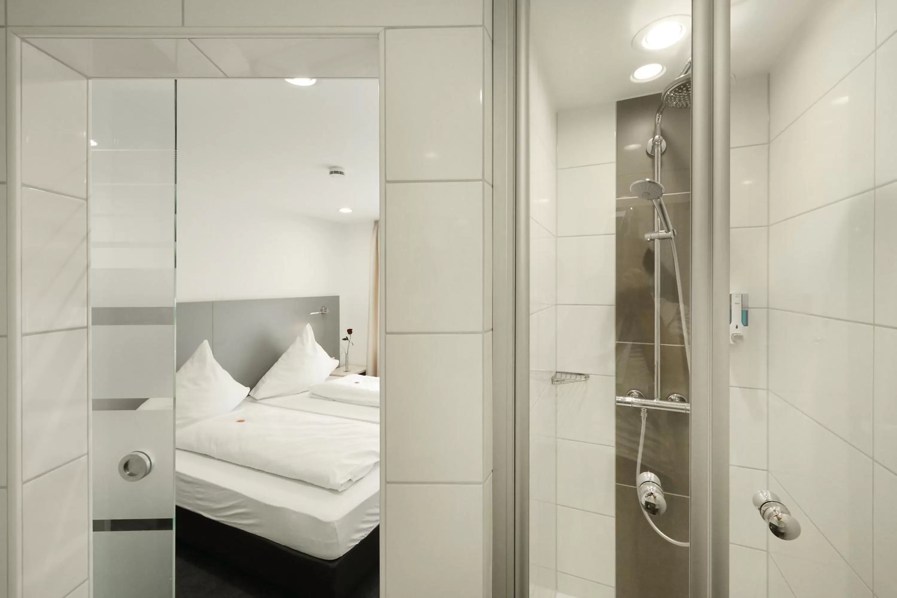 Photo of the whole room, Bed in Aalener Römerhotel aWL