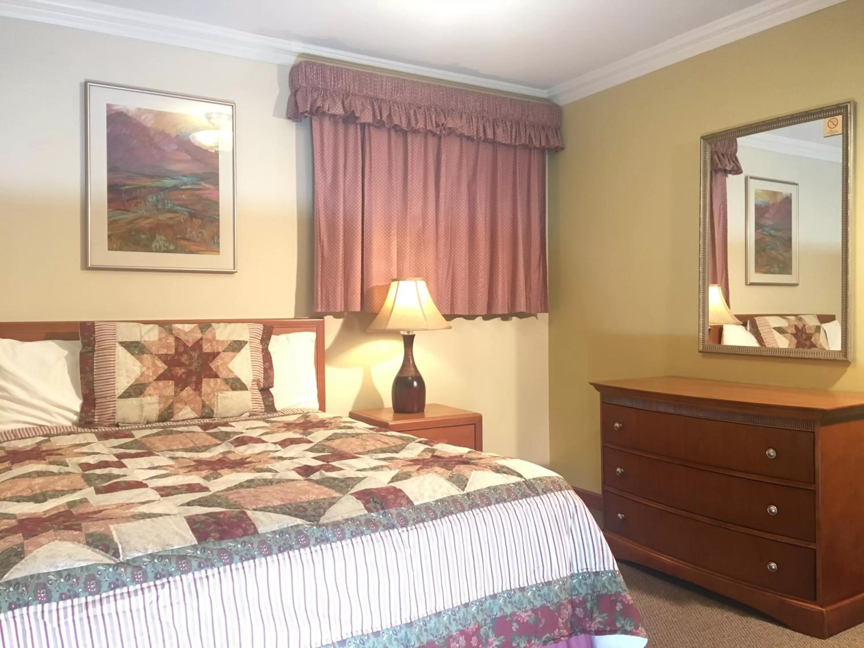 Bed in Acorn Motor Inn