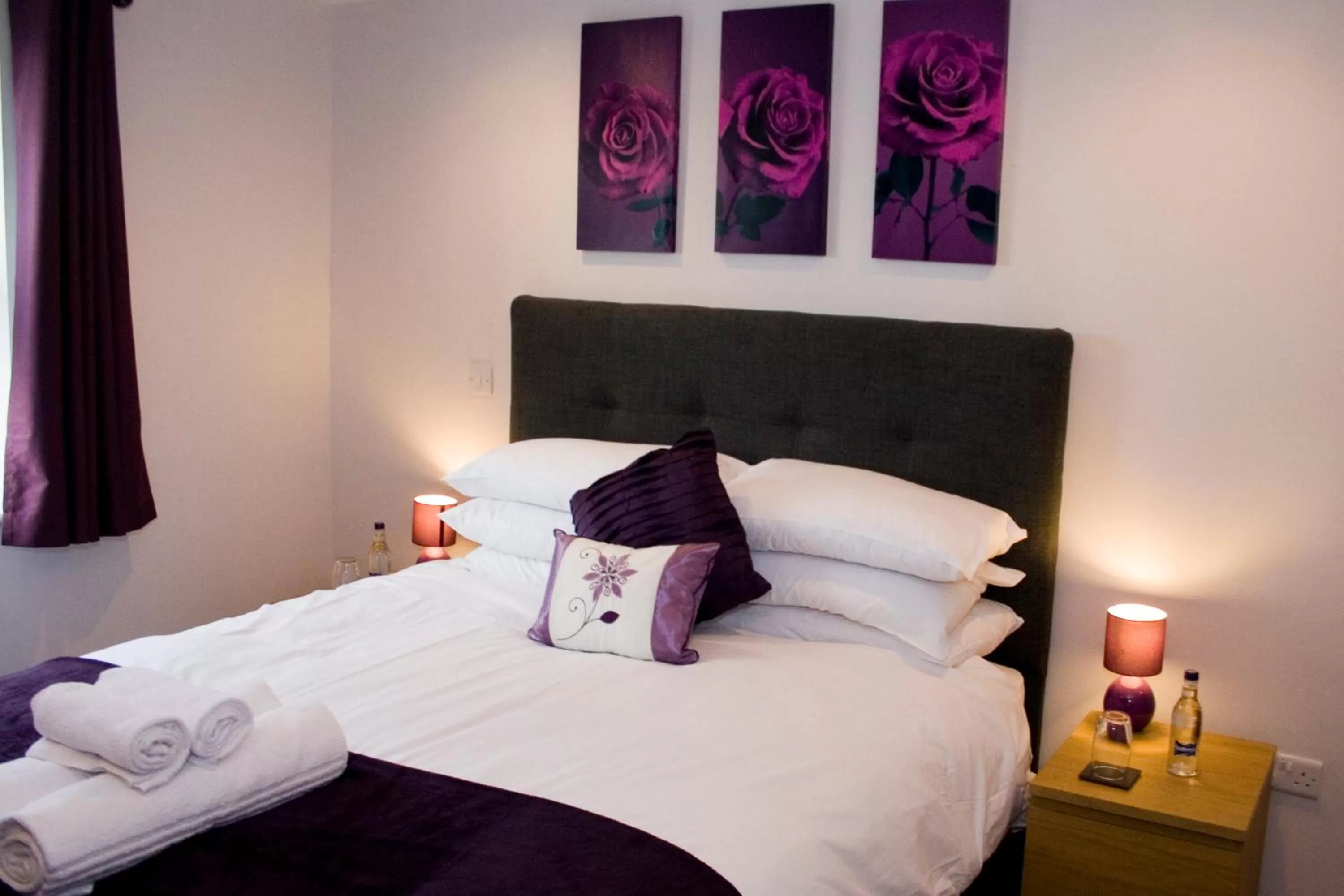 Bedroom, Bed in The Wheatsheaf