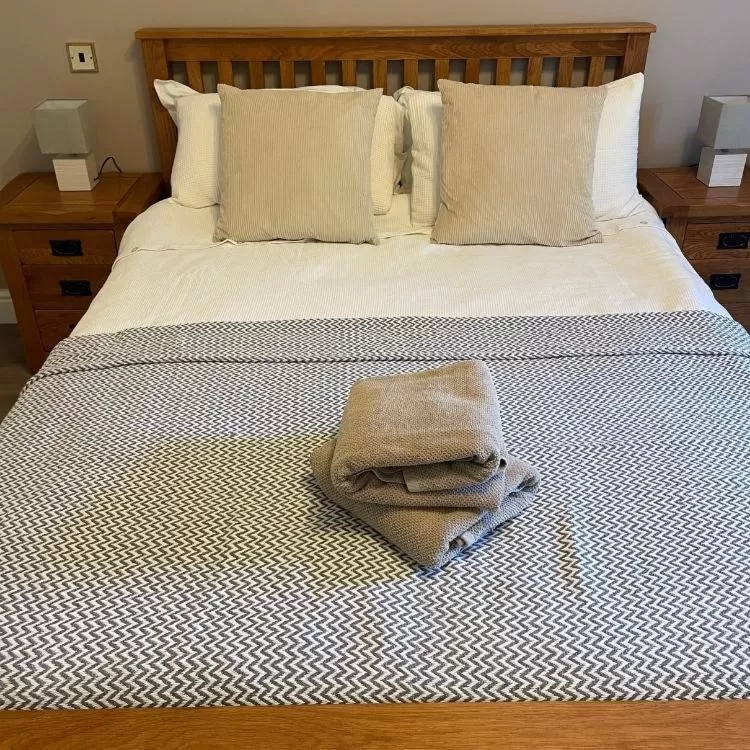 Bed in The Cottage Inn