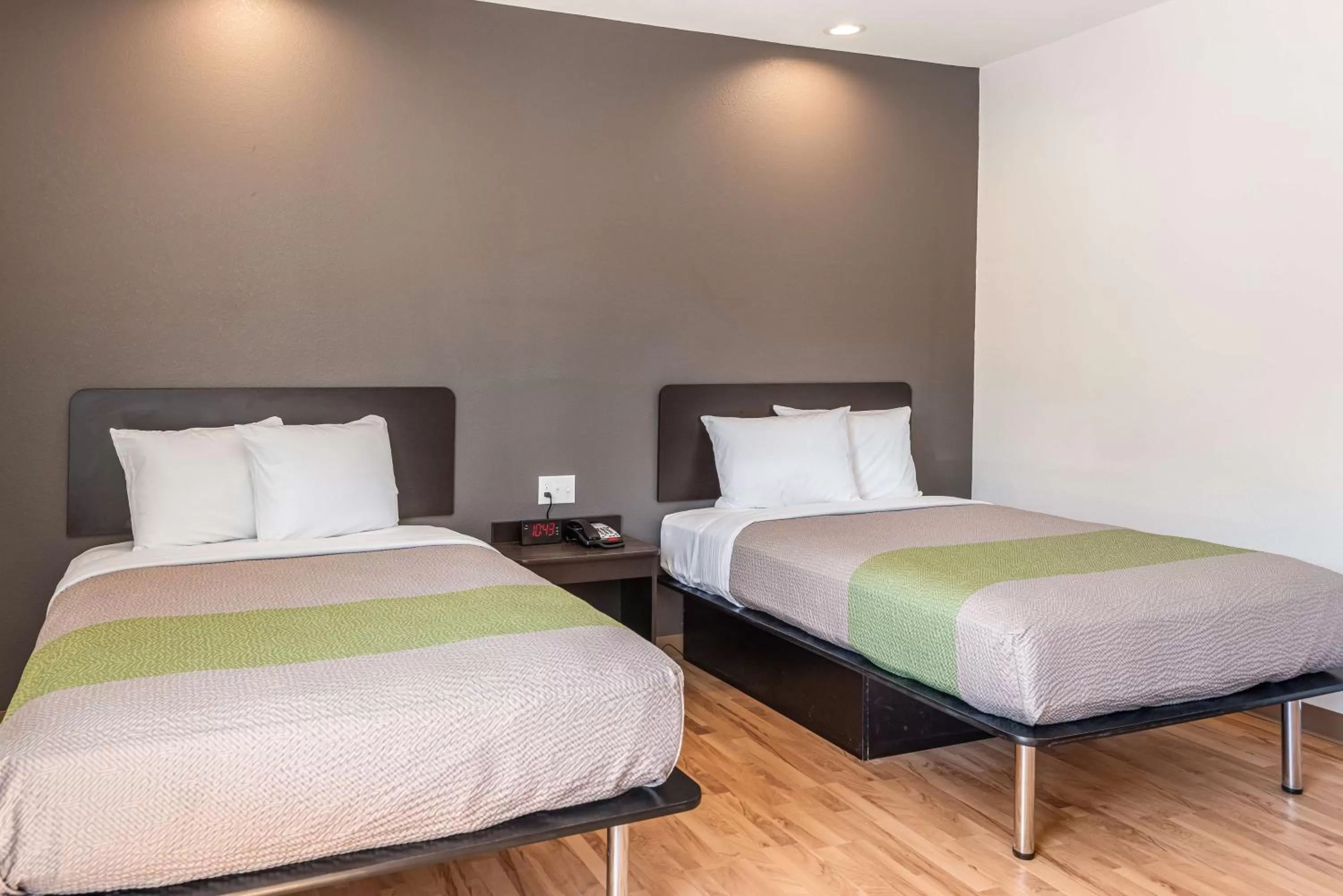 Photo of the whole room, Bed in Studio 6 Lake Charles