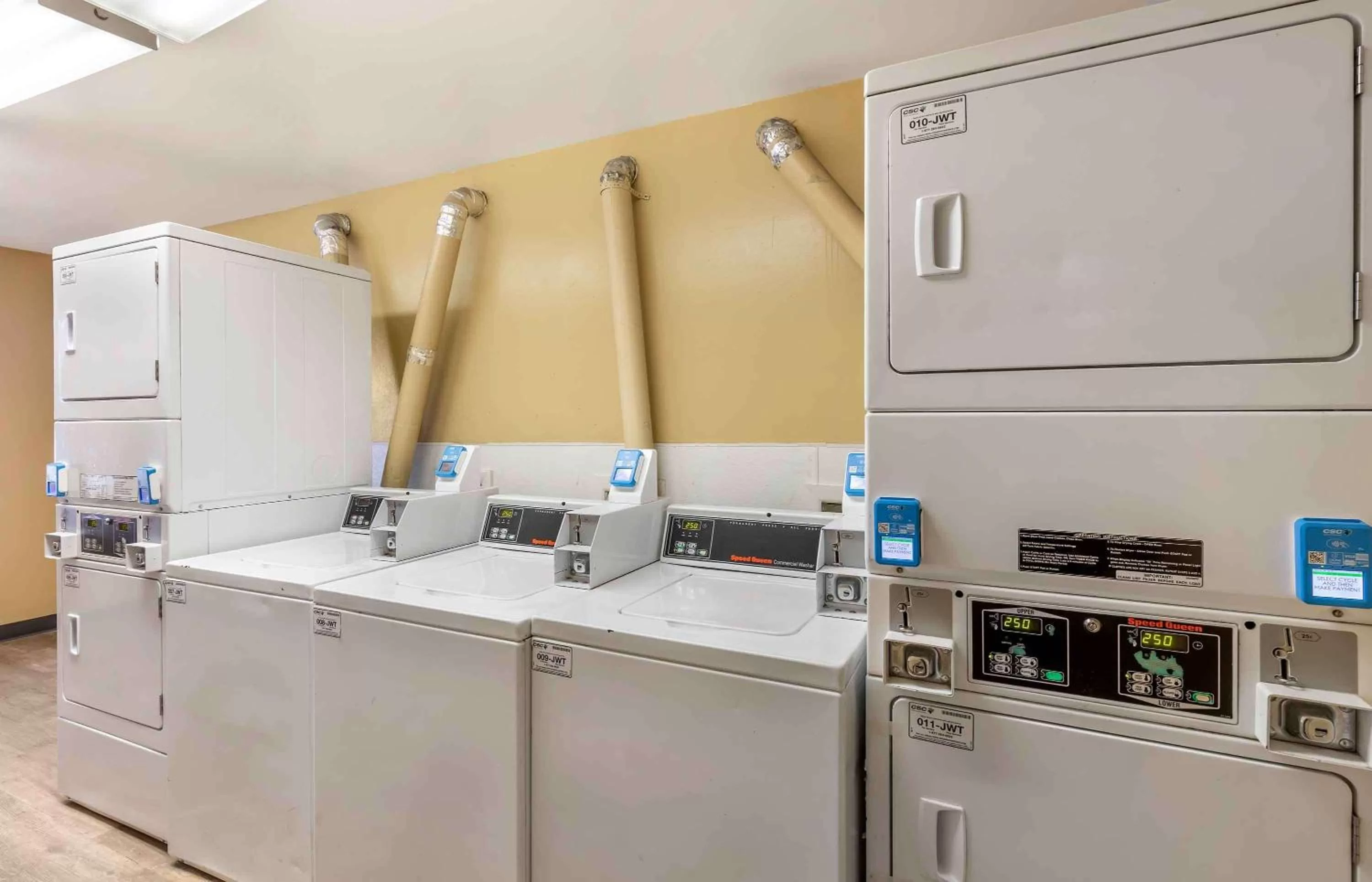 Property building in Extended Stay America Select Suites - Denver - Tech Center South - Greenwood Village