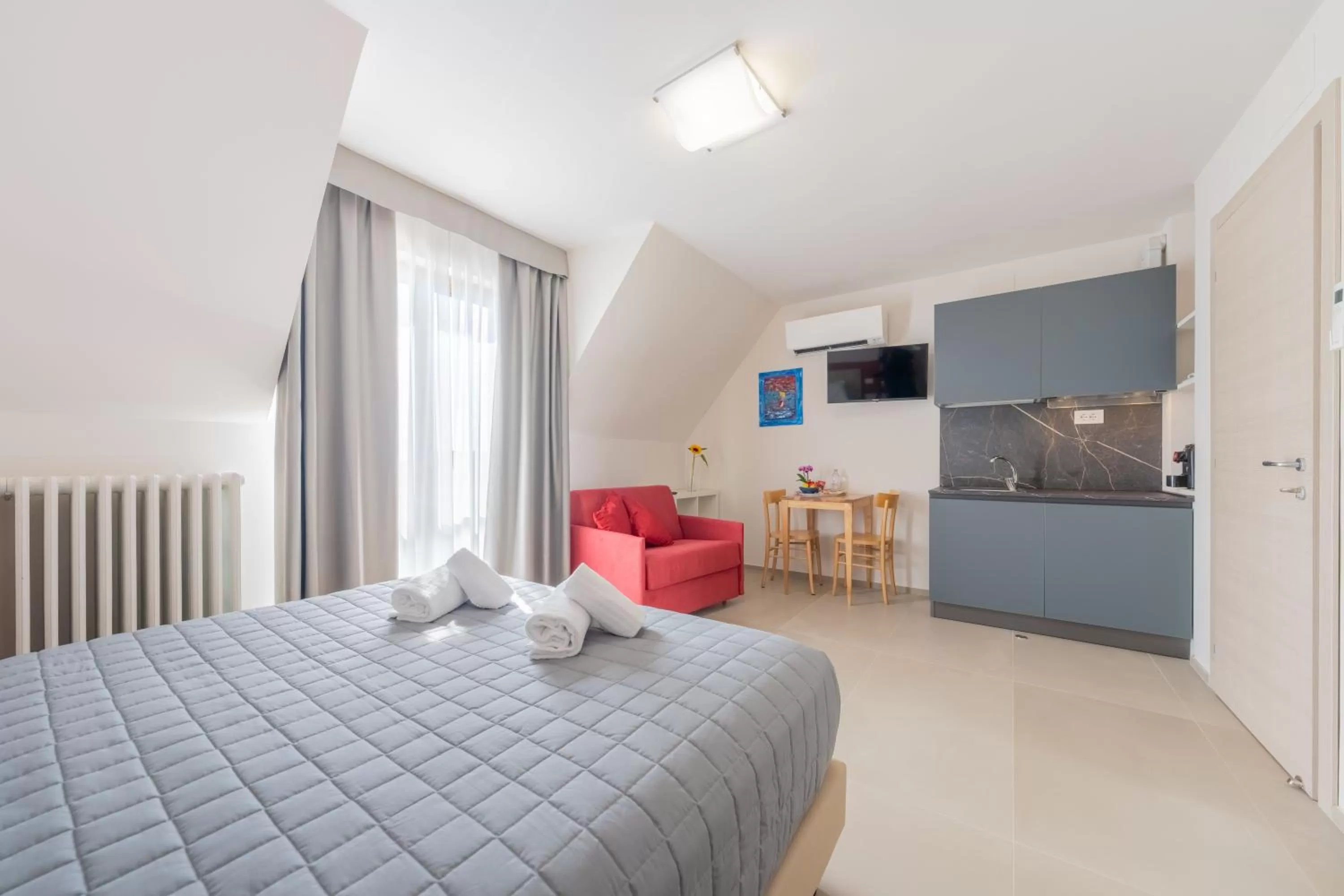 Photo of the whole room, Bed in Dea Suite Room