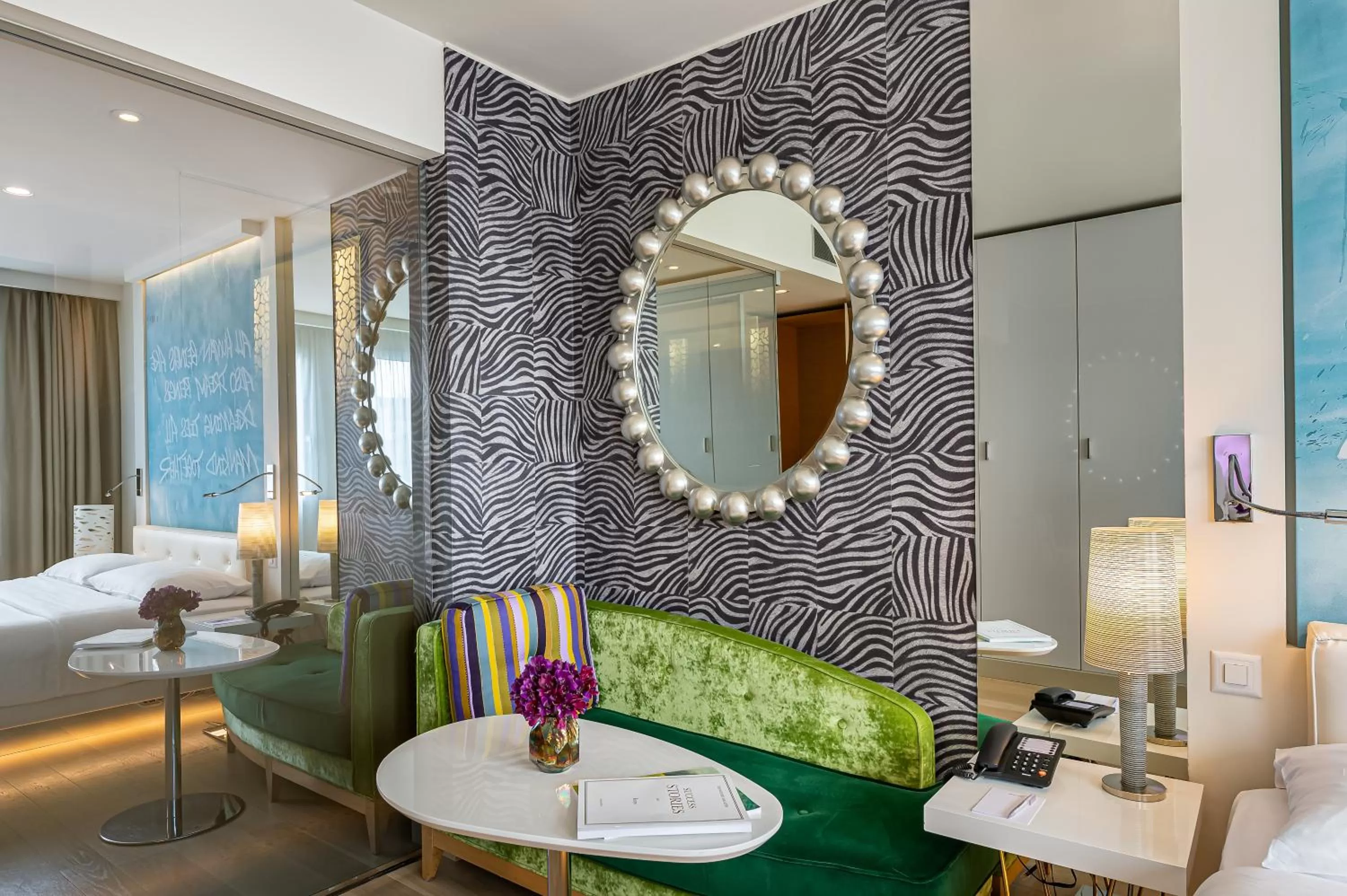 Seating area, Bed in N’vY Manotel