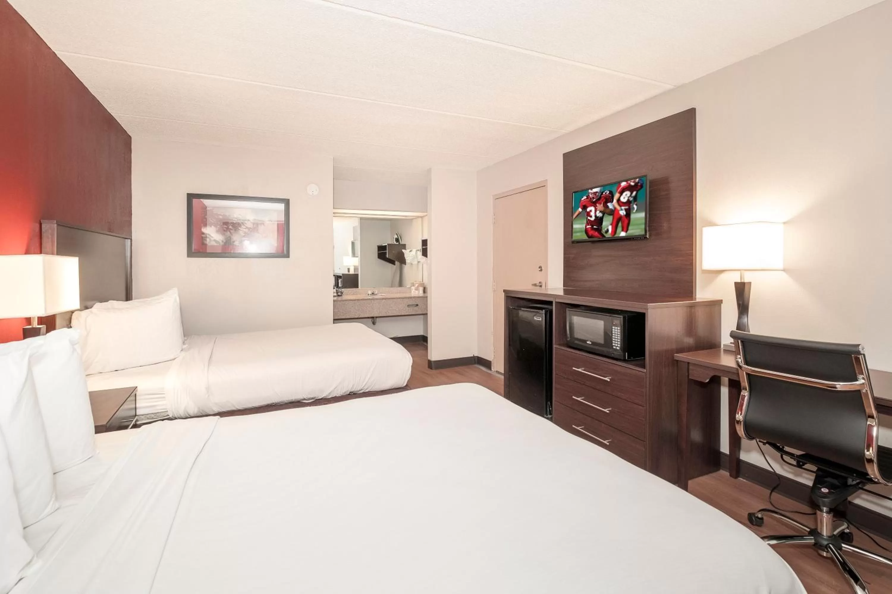 Photo of the whole room, Bed in Red Roof Inn Mobile North – Saraland