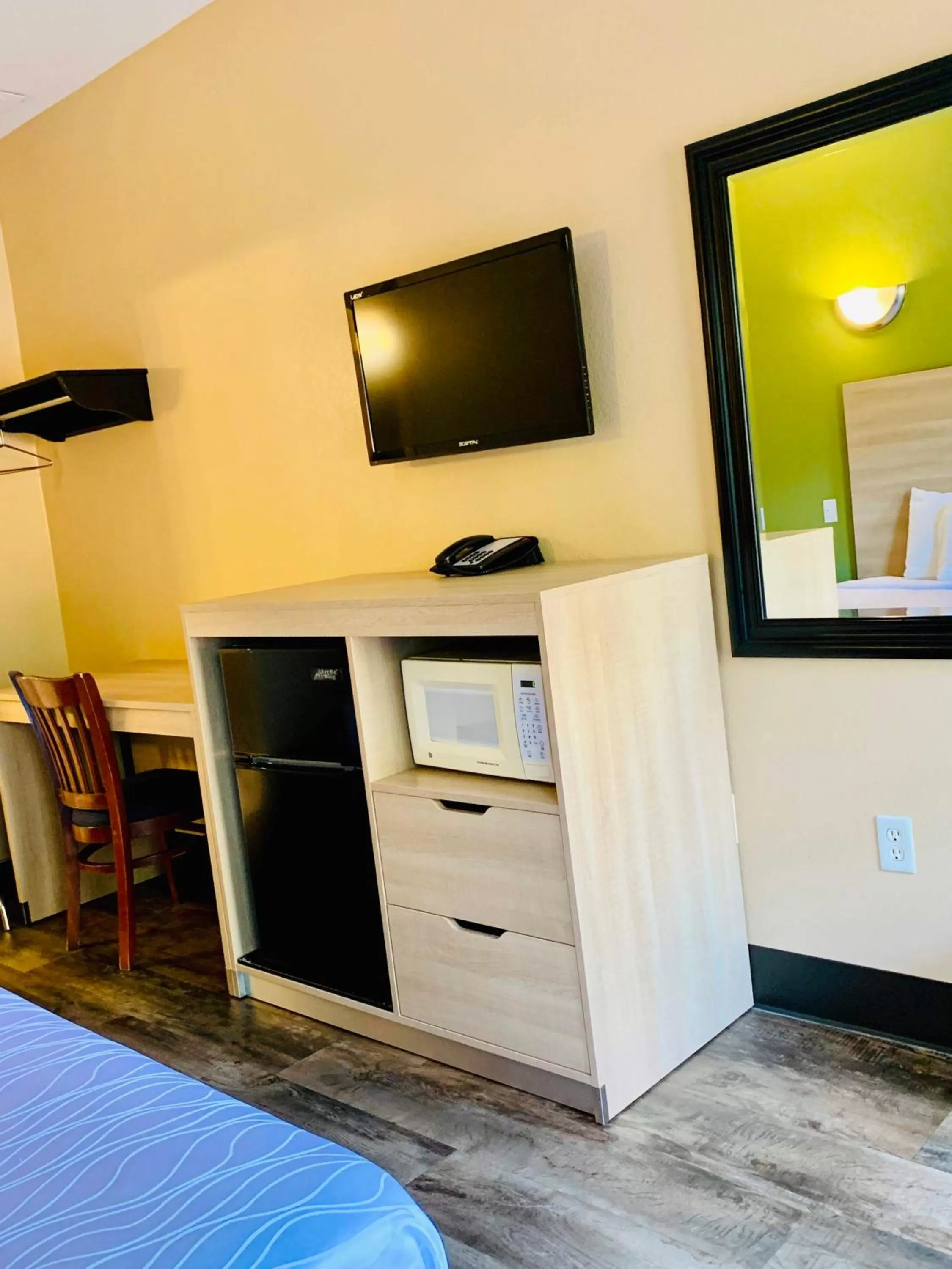 hair dresser, Bed in Weston Inn & Suites