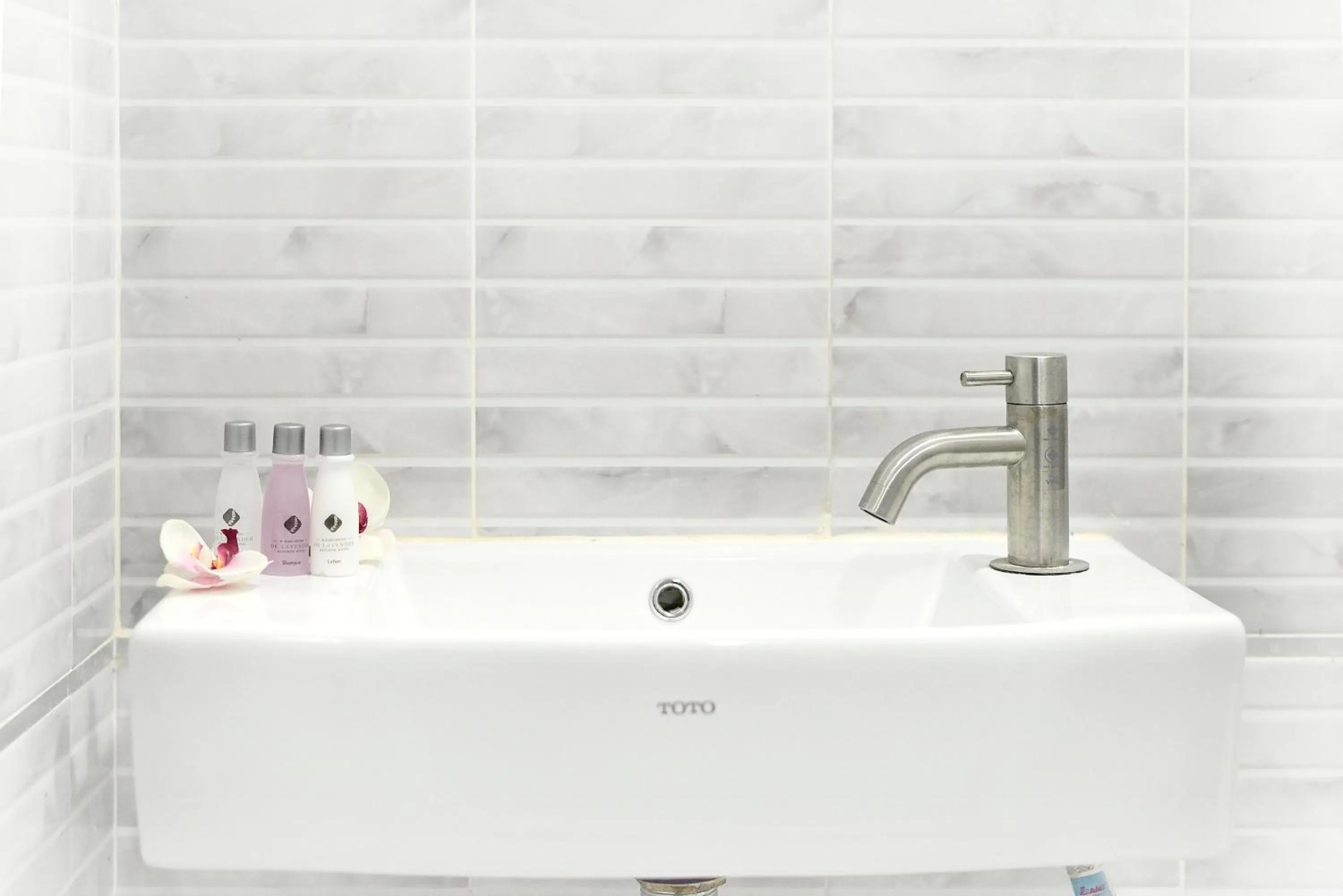 Shower in De Lavender Bangkok Hotel