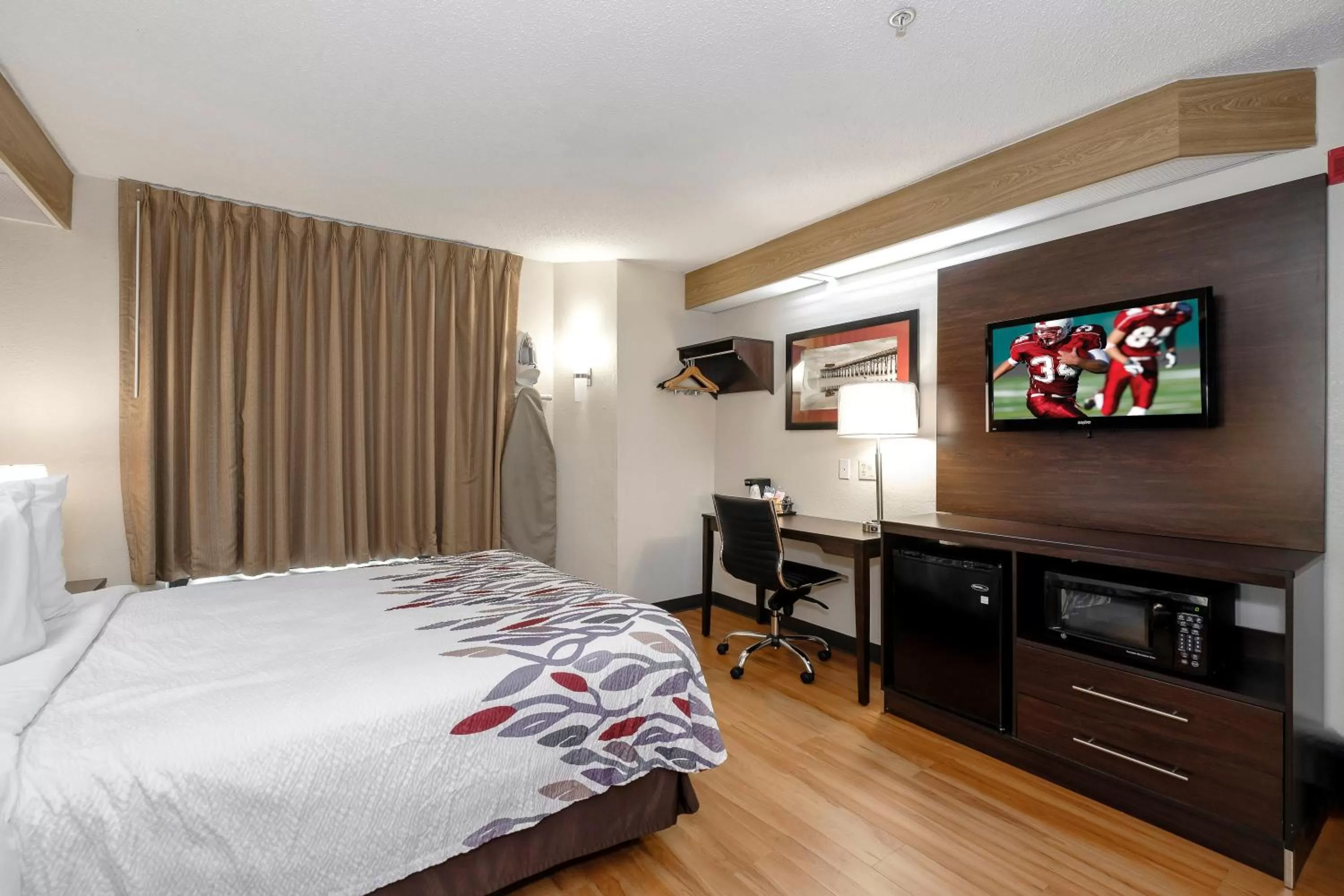Photo of the whole room, Bed in Red Roof Inn Pensacola Fairgrounds