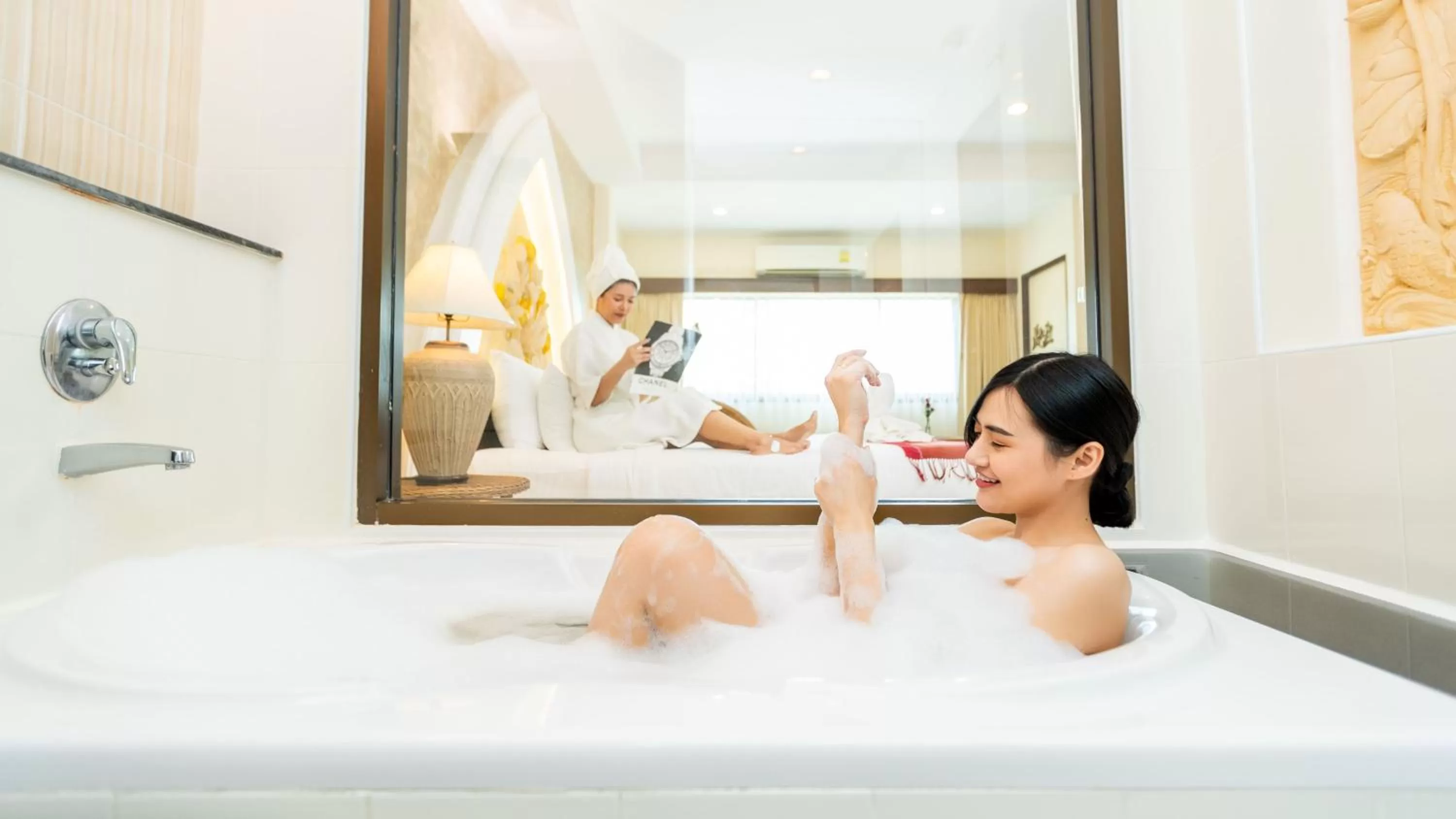 Bath, Bed in Phanomrungpuri Hotel Buriram