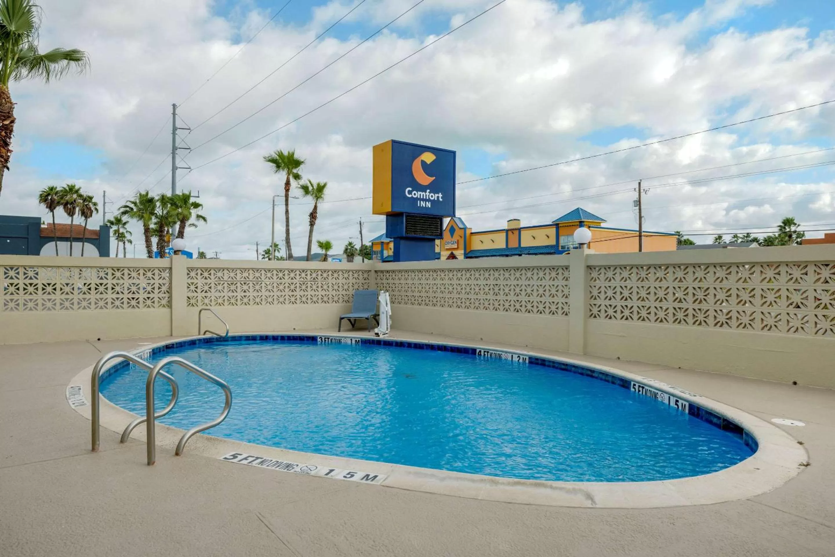 Swimming pool in Comfort Inn