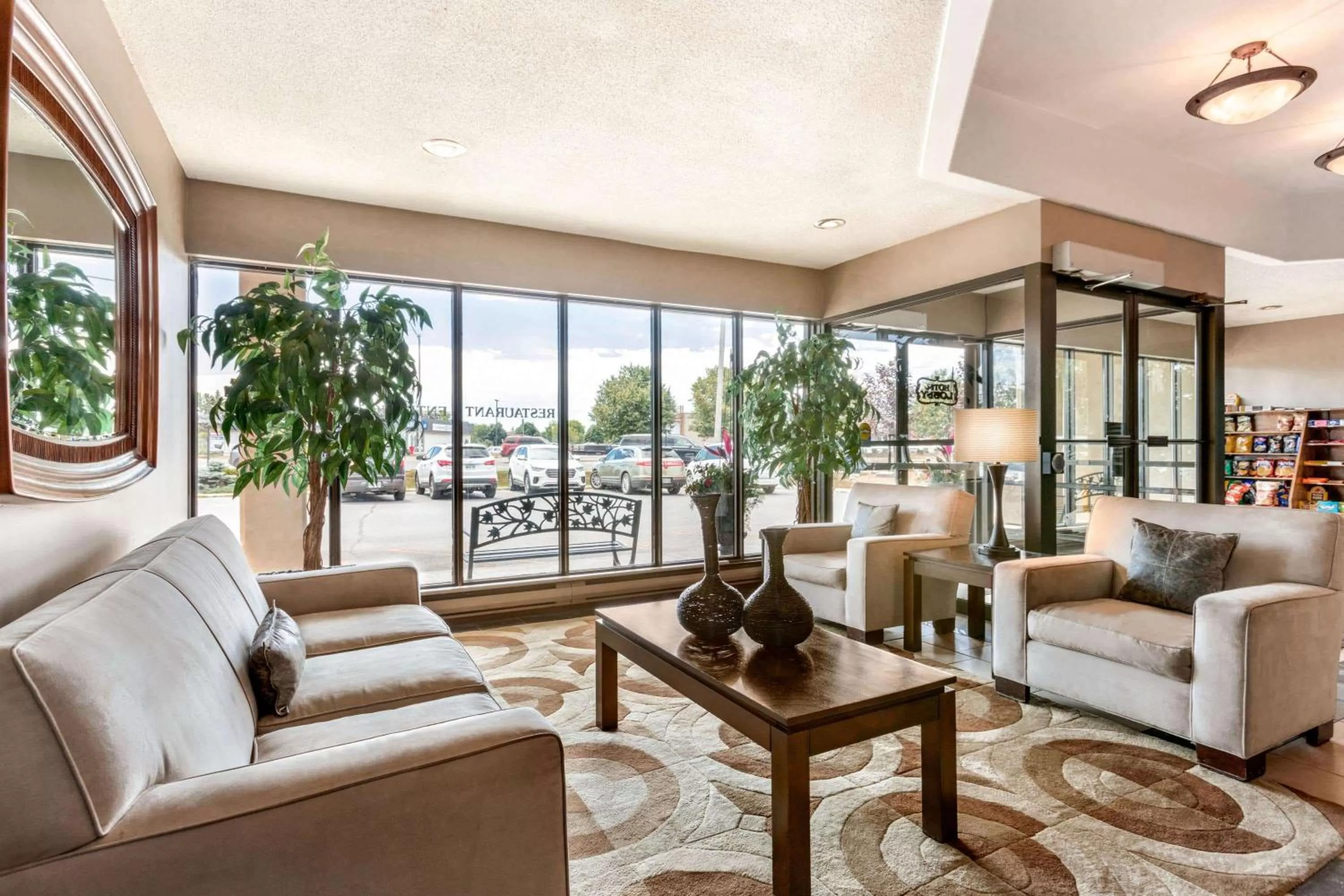 Lobby or reception, Seating Area in Travelodge Hotel by Wyndham Kingston Lasalle