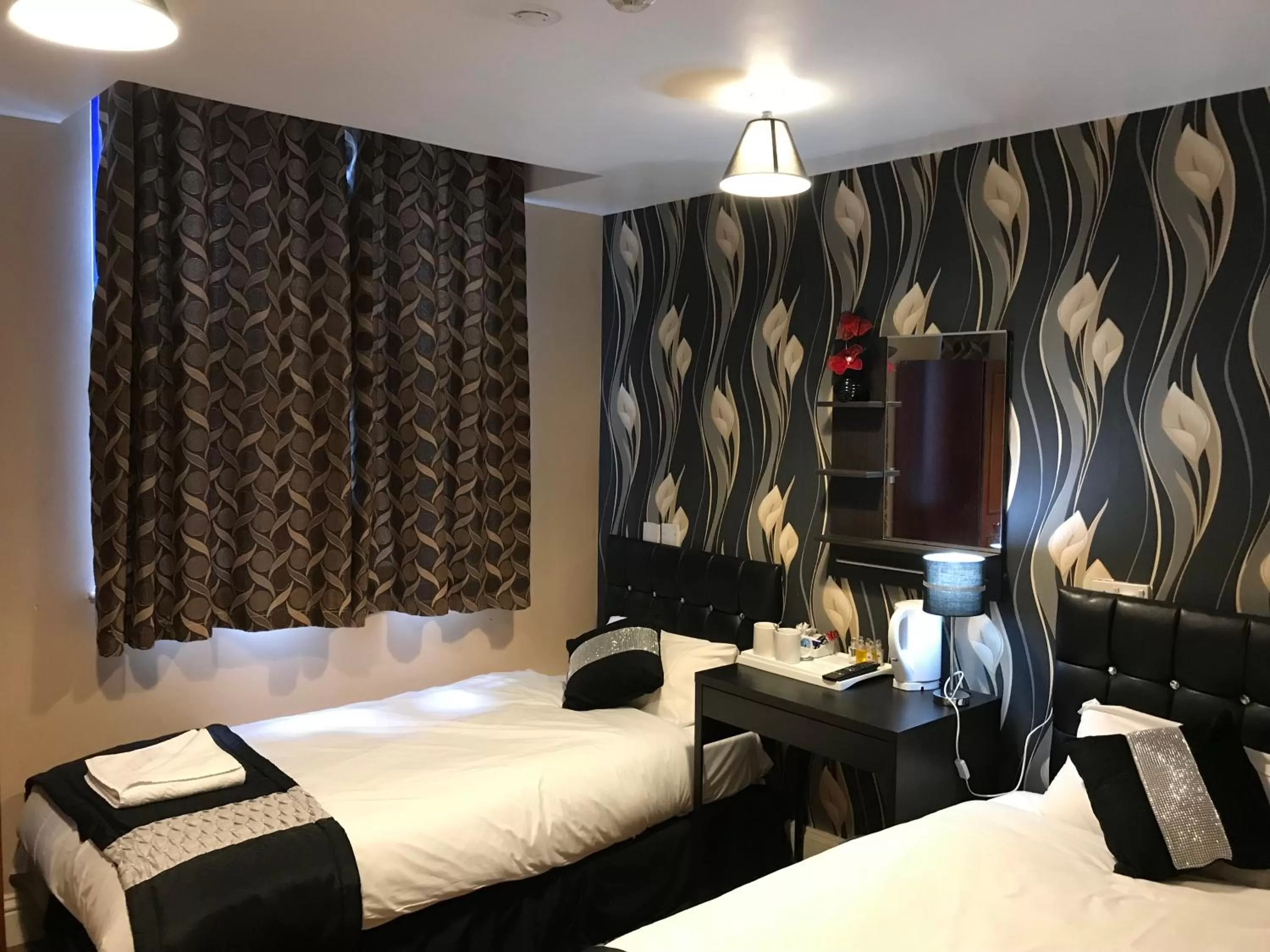 Bedroom, Bed in Pacific Inn London Heathrow