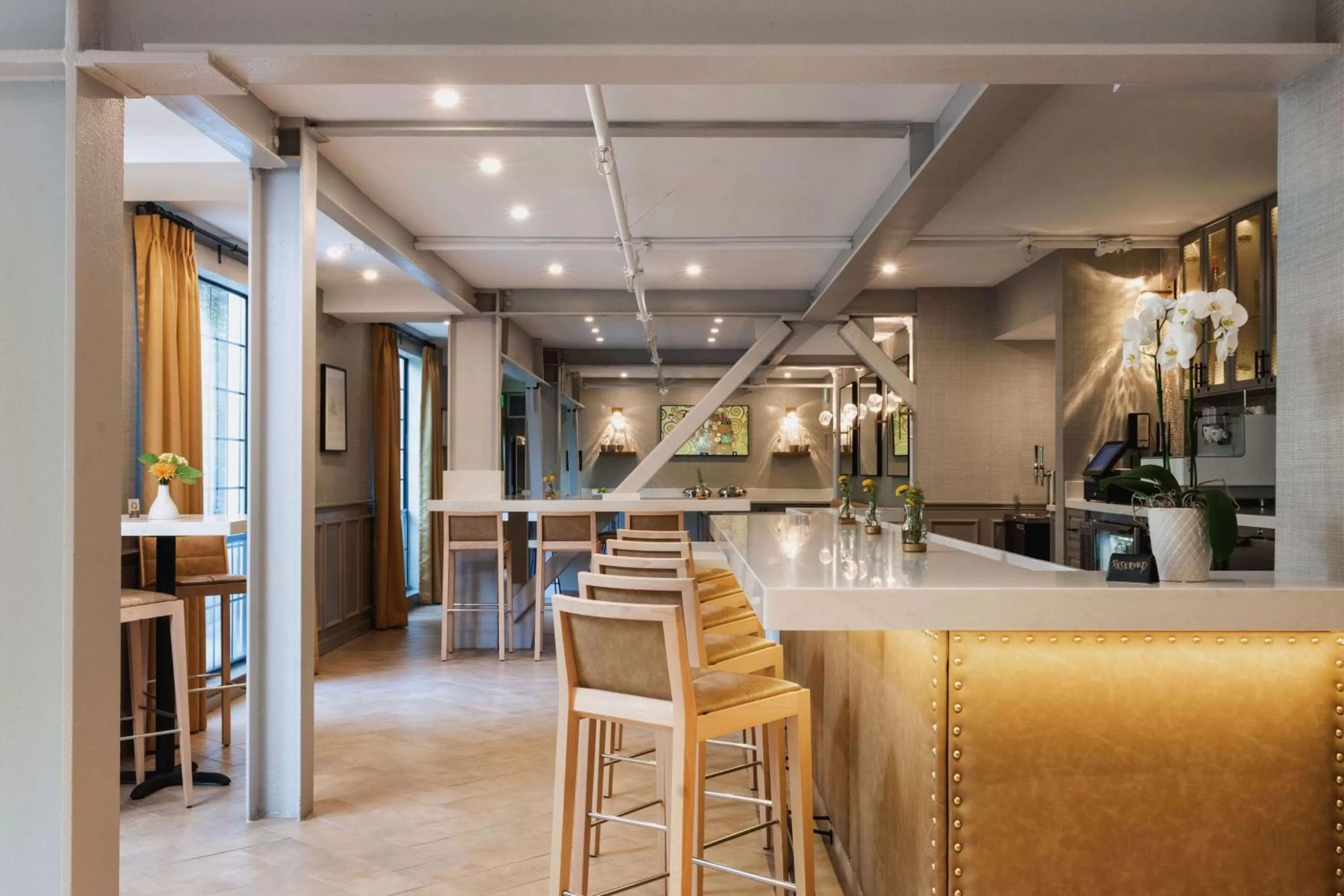 Lounge or bar in The Inn at Saratoga, Tapestry Collection by Hilton