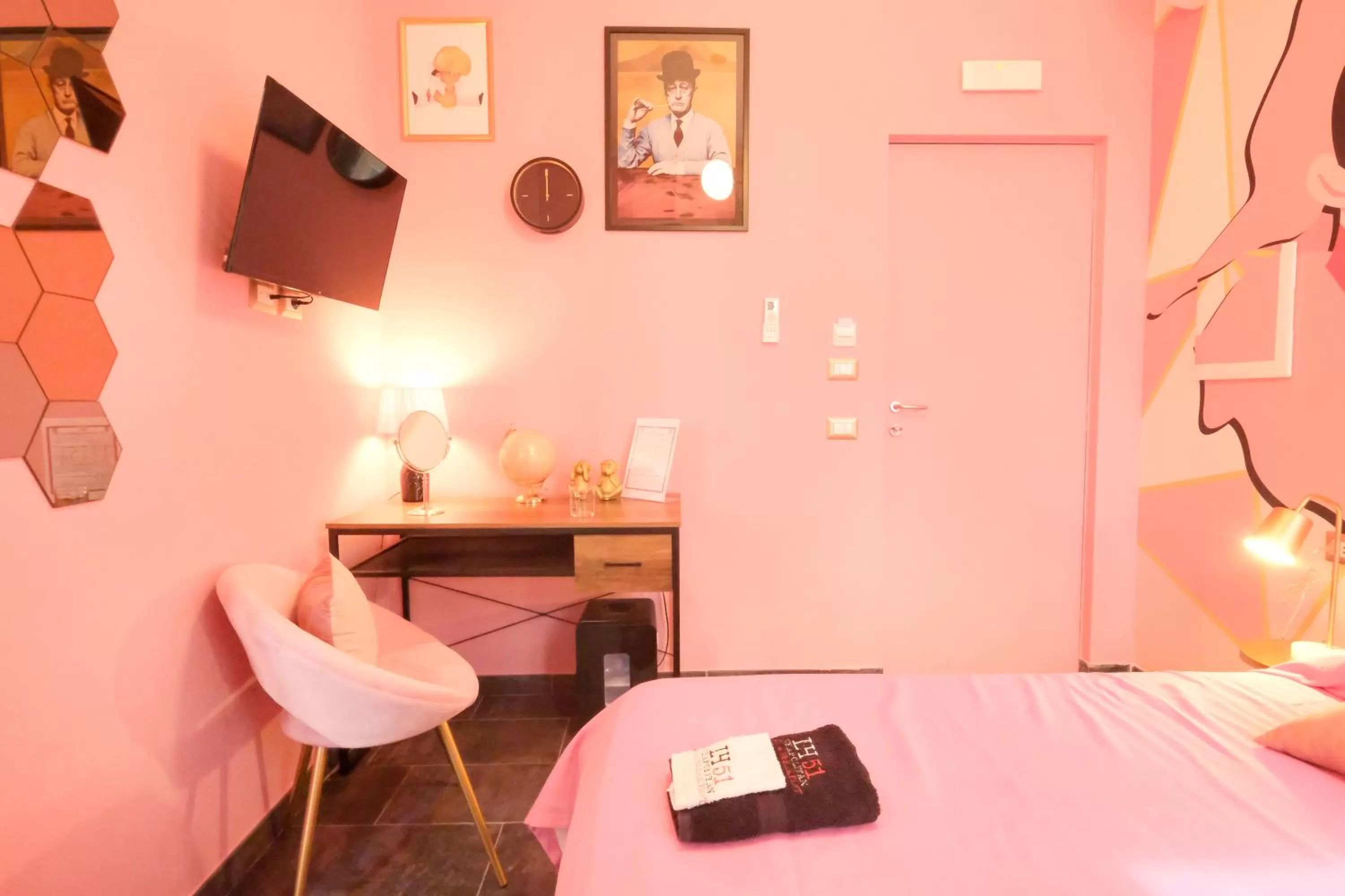 Bedroom, Bed in LH51 Rooms