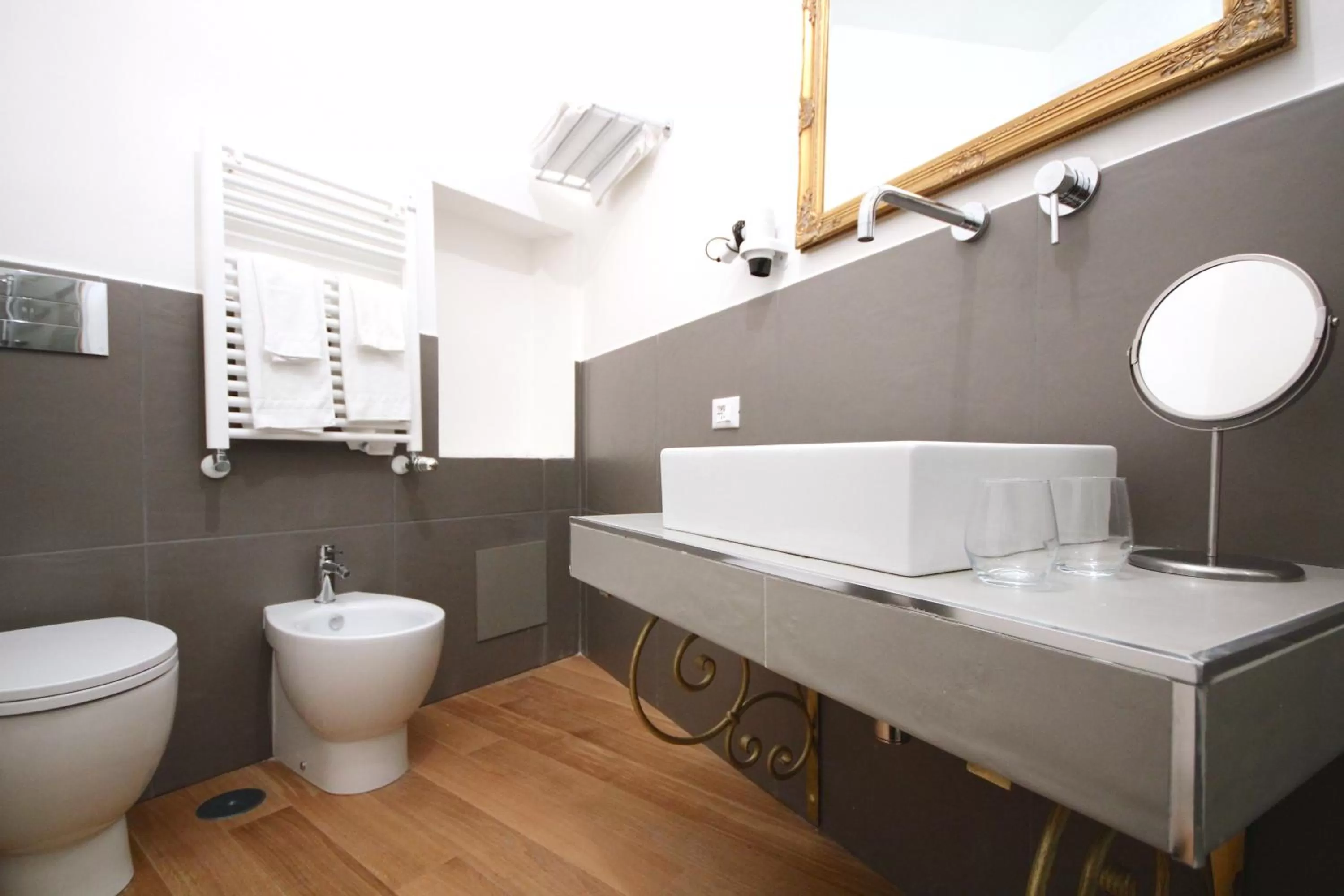 Toilet in Room Inn Vatican