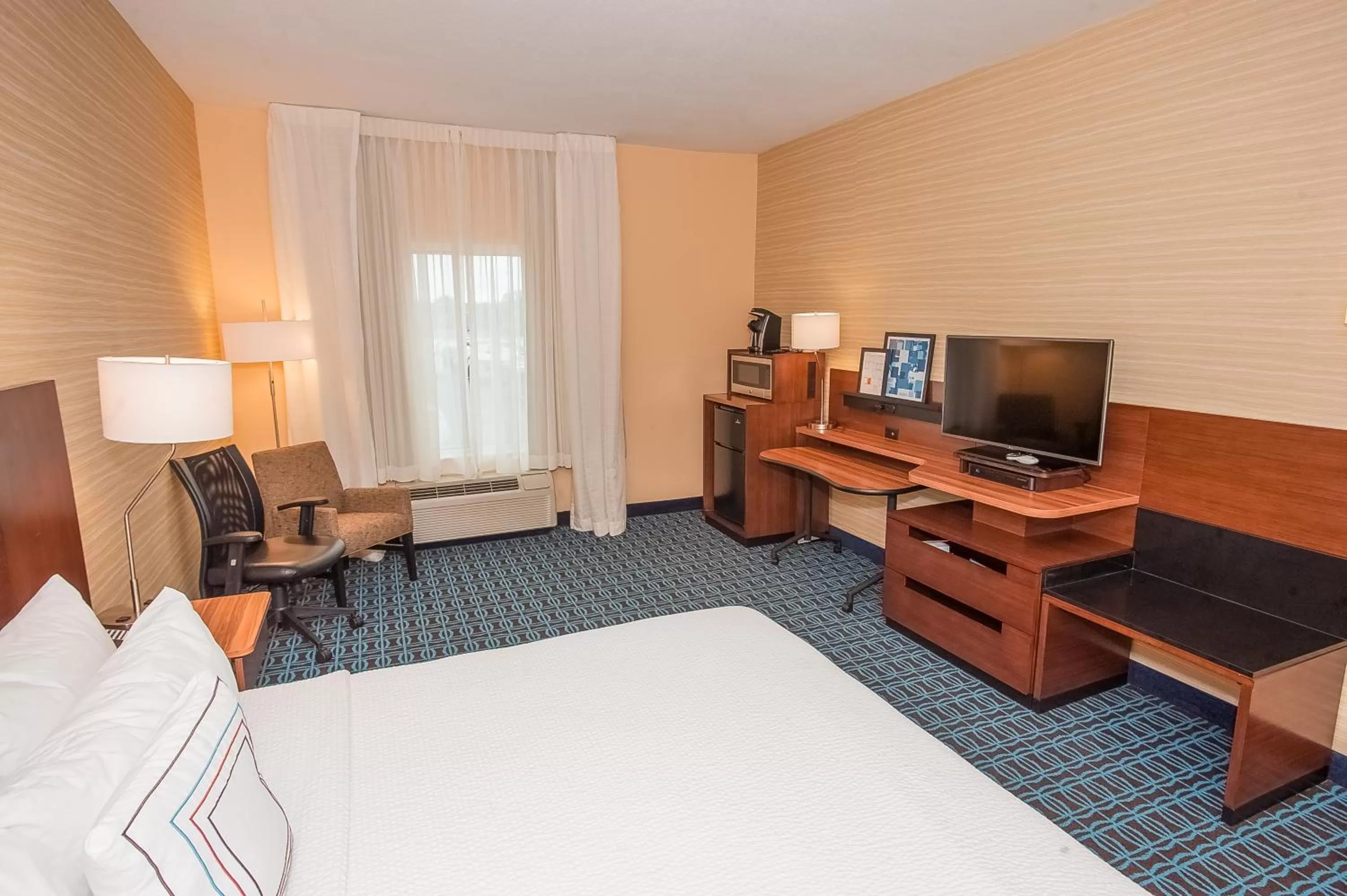 King Room with Roll-In Shower - Disability Access/Non Smoking in Comfort Inn & Suites South Akron