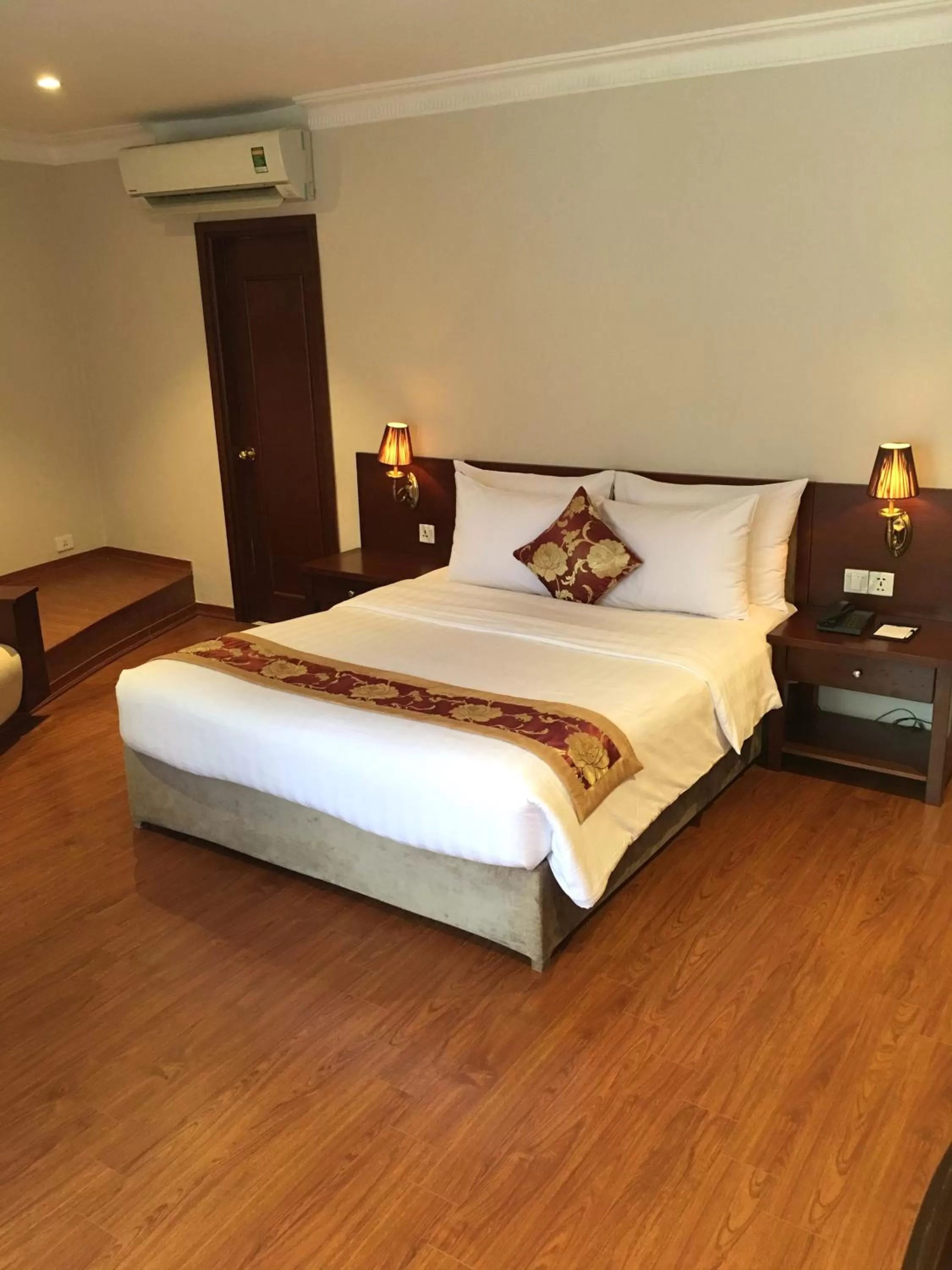 Photo of the whole room, Bed in Mon Regency Hotel