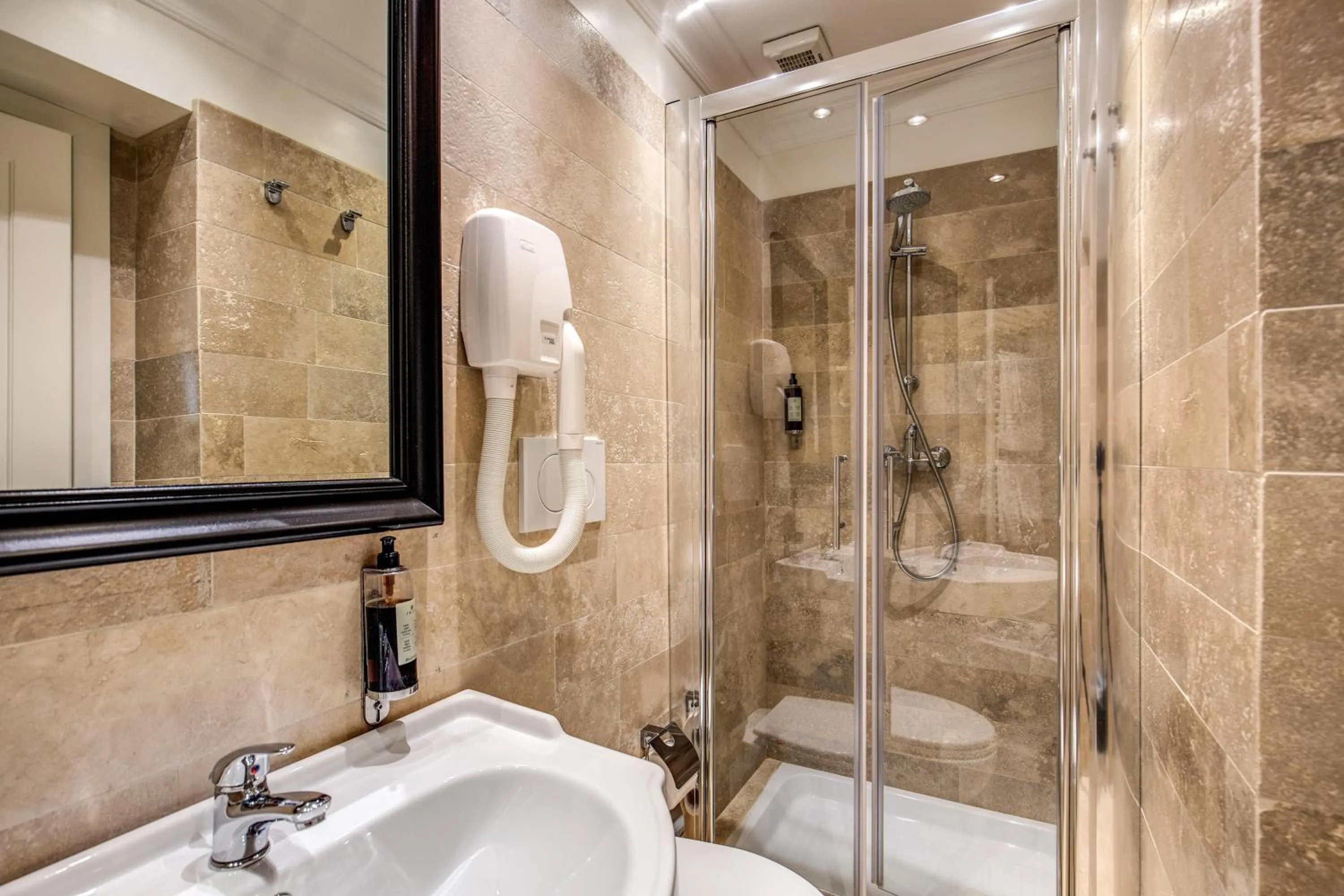 Shower in Hotel dei Quiriti Suite