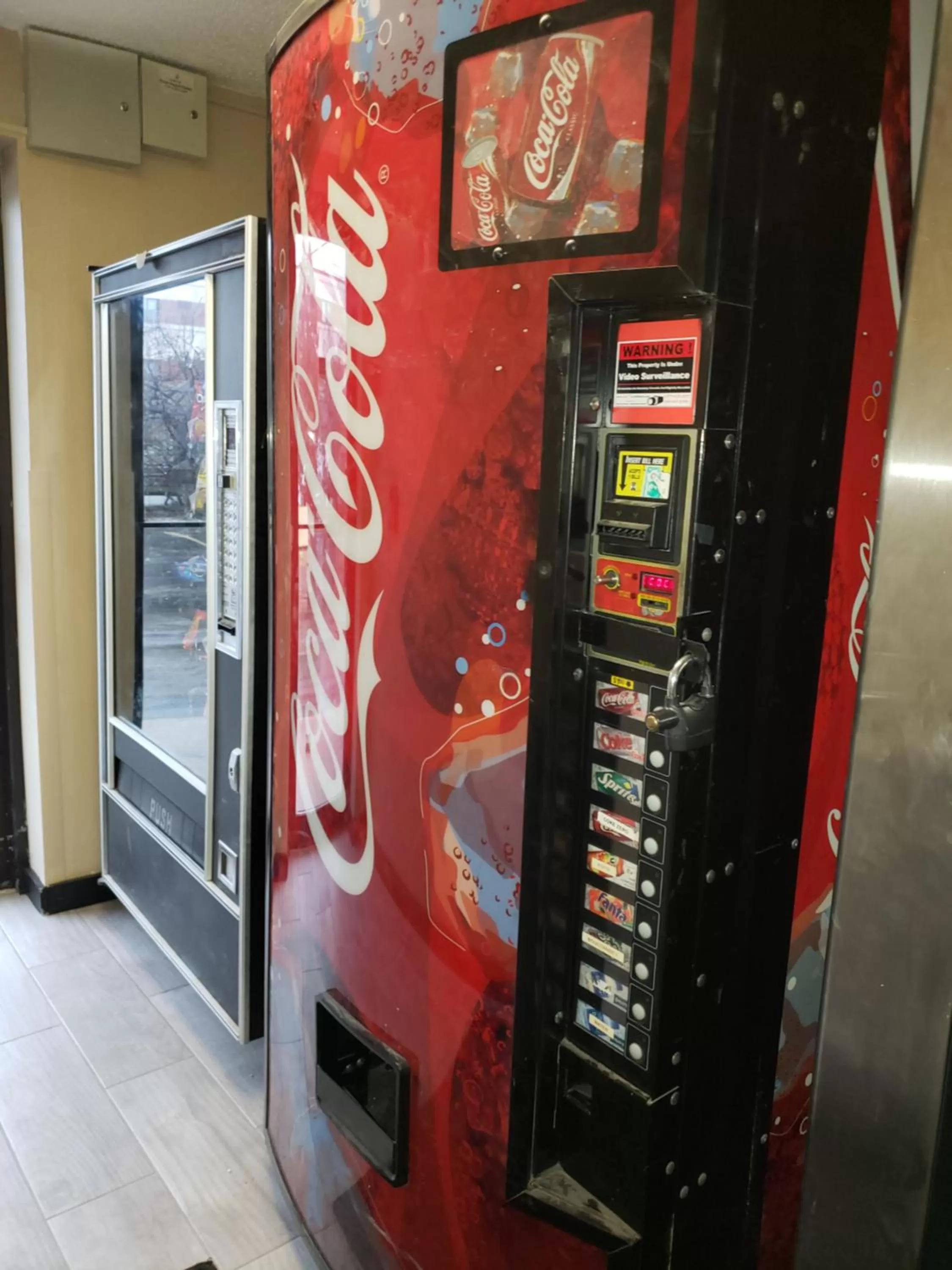 Food and drinks in Super 8 by Wyndham Milwaukee Airport