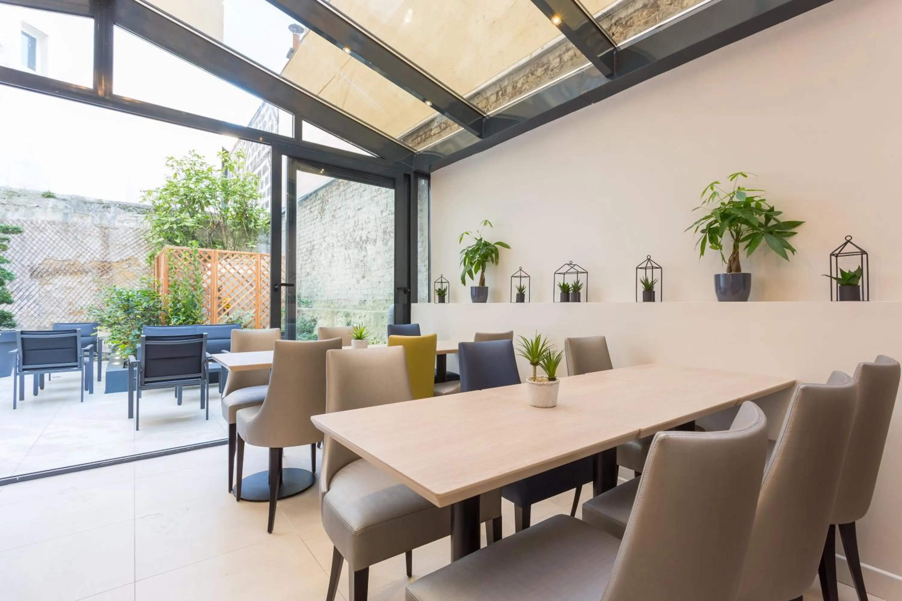 Balcony/Terrace in Logis hôtel Jardin de Villiers