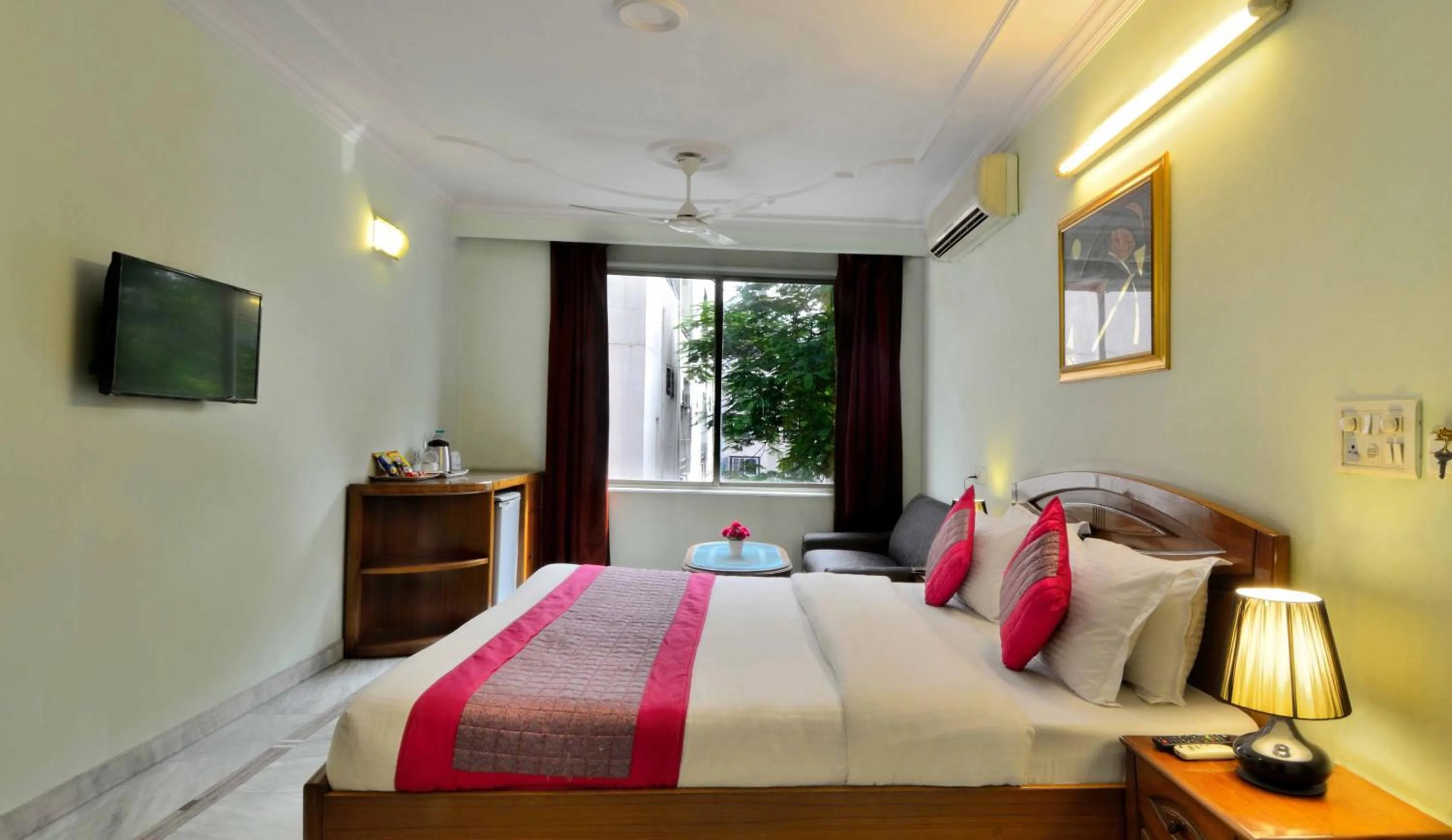 Property building, Bed in Hotel Pablas International, New Delhi, Near Metro