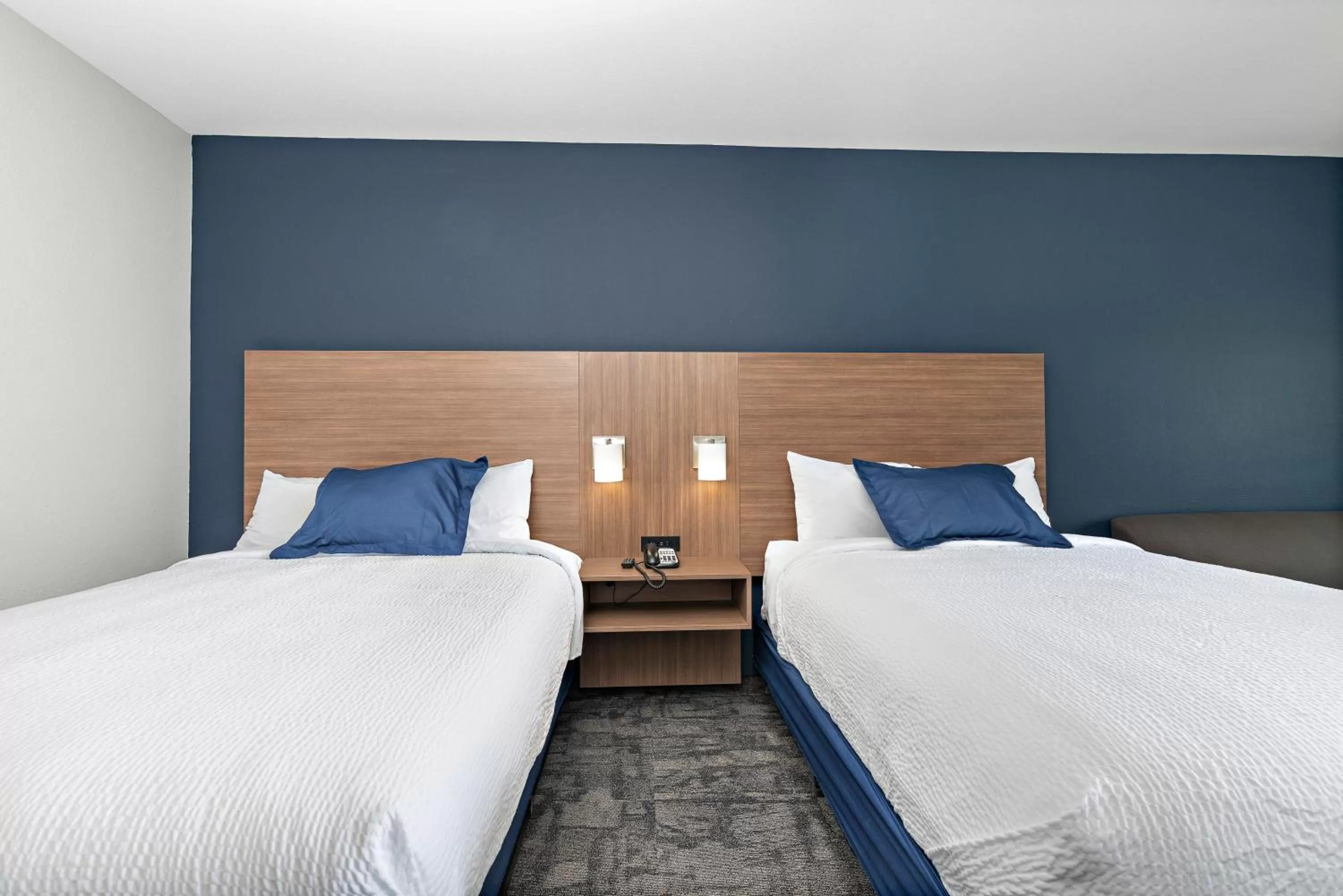 Bed in Holiday Inn Express Kansas City North Parkville by IHG