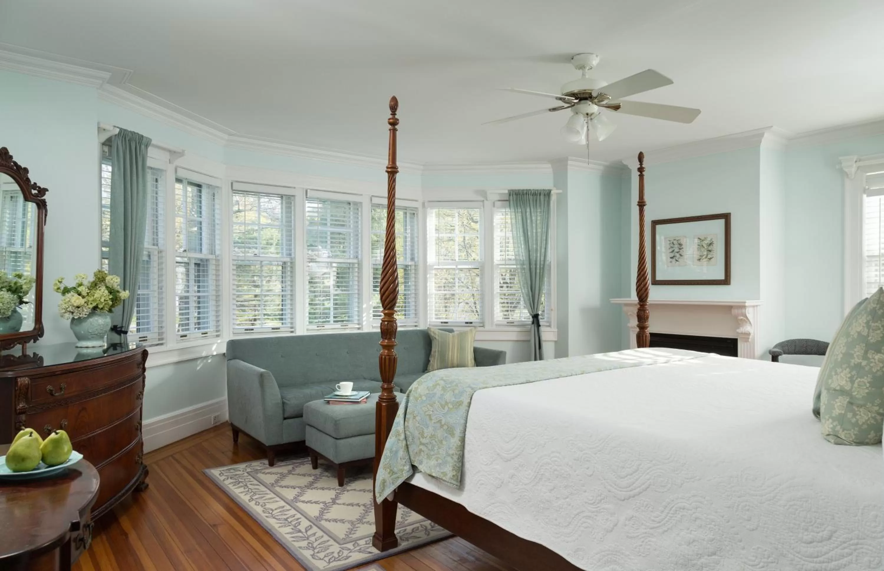 Photo of the whole room, Bed in Four Chimneys Inn