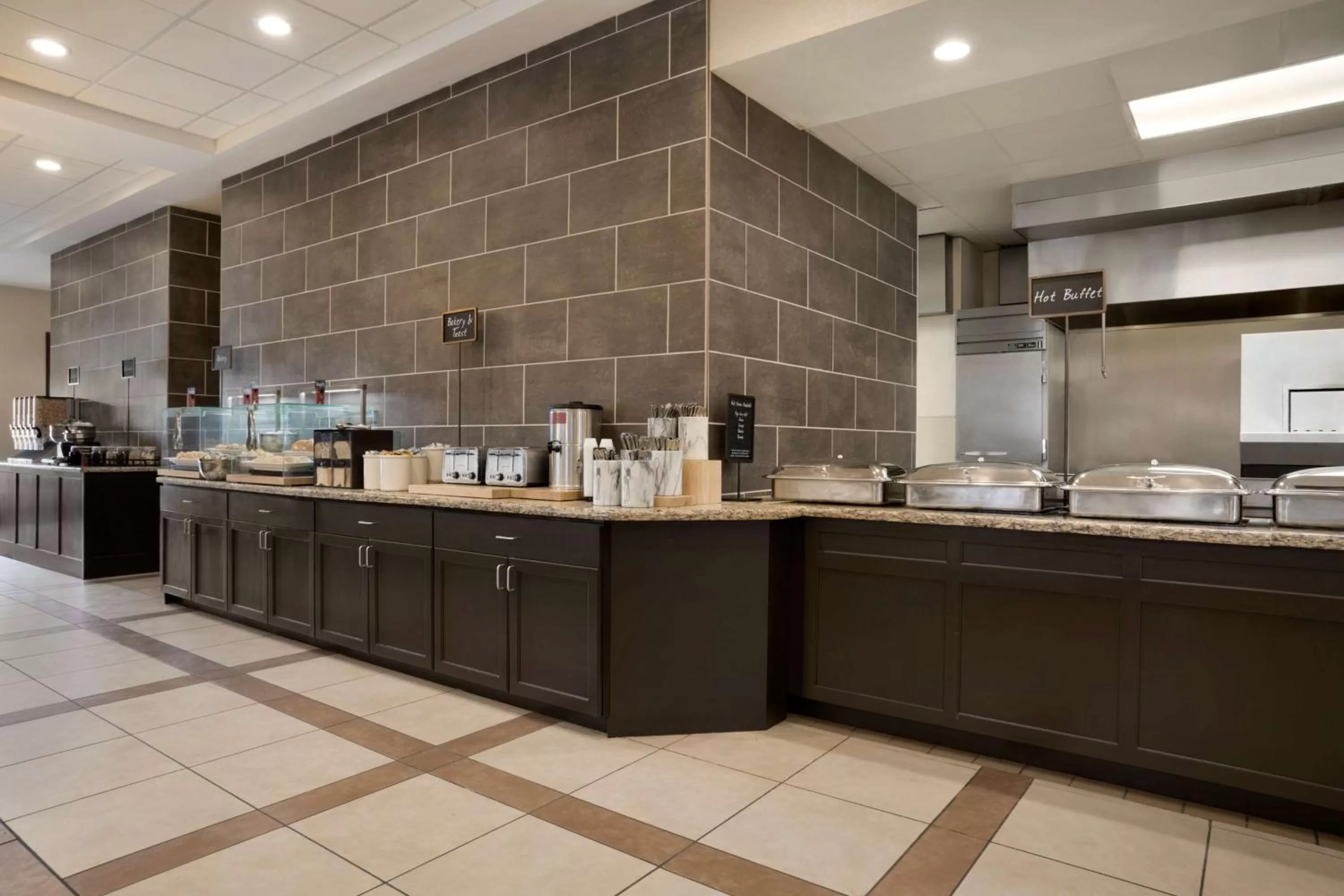 Dining area in Embassy Suites by Hilton Jackson North Ridgeland
