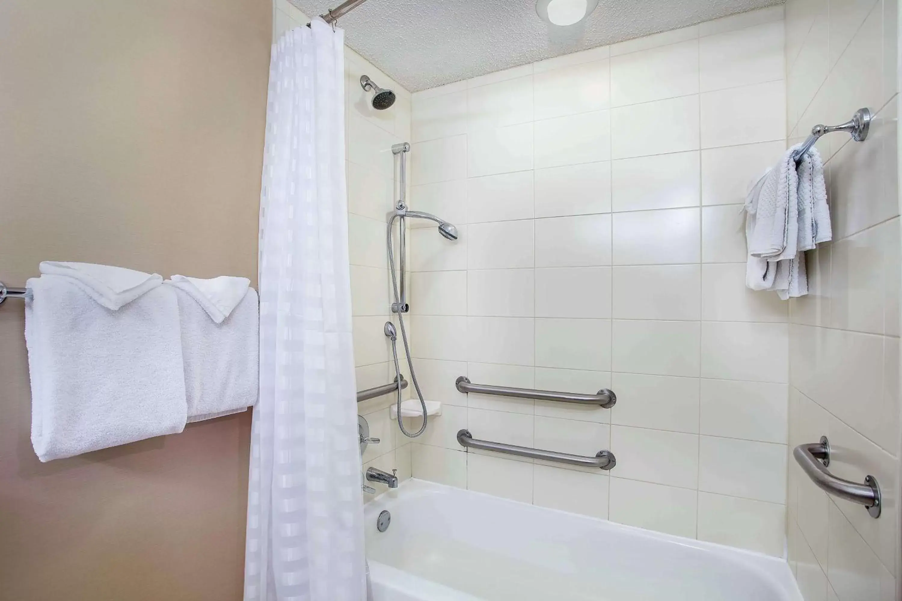 King Suite with Disability Access and Bathtub - Non Smoking in Embassy Suites Lexington King Suite with Disability Access and Bathtub - Non Smoking in Embassy Suites Lexington