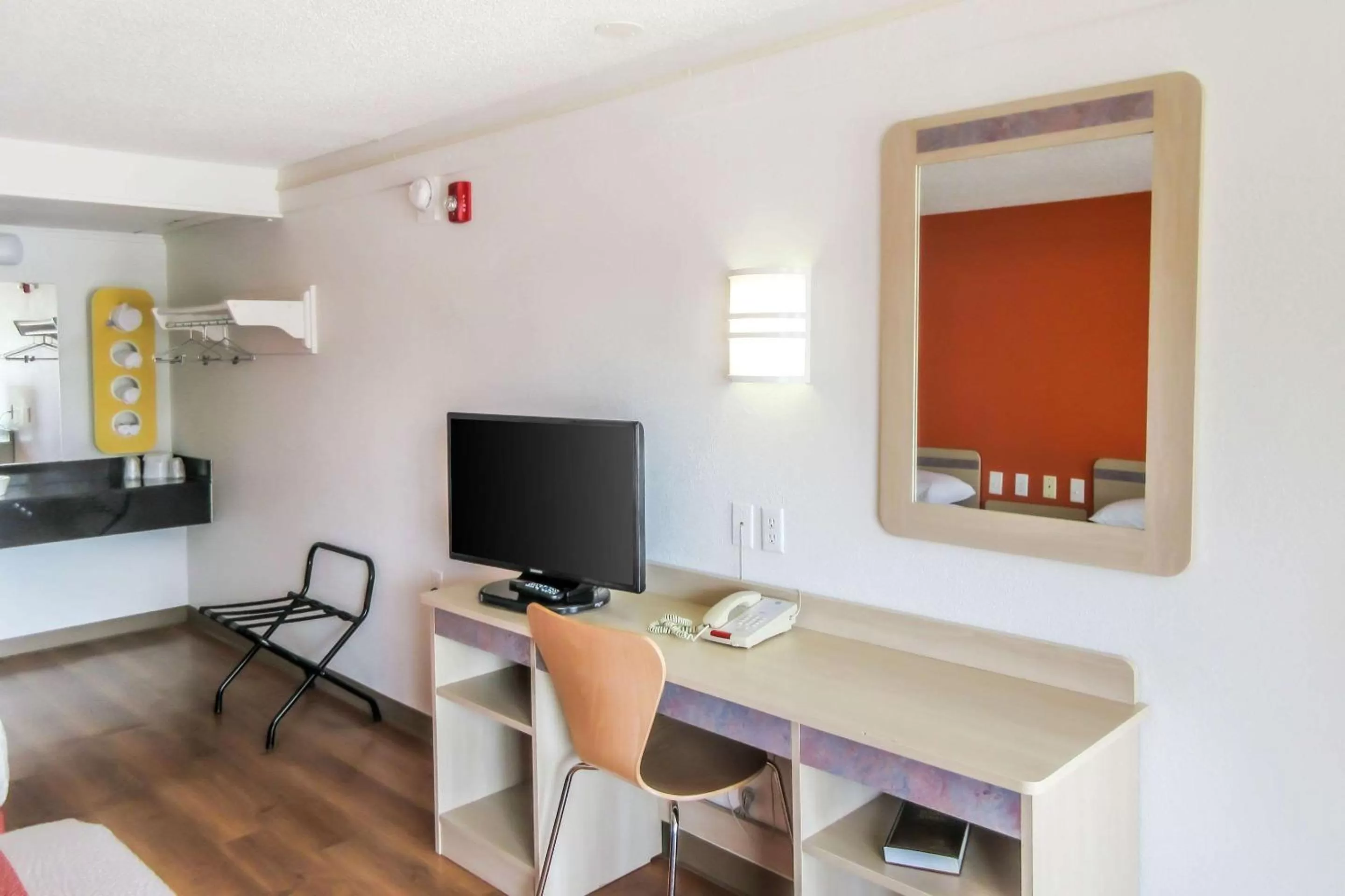 Photo of the whole room in Rodeway Inn Altoona Orchard Plaza