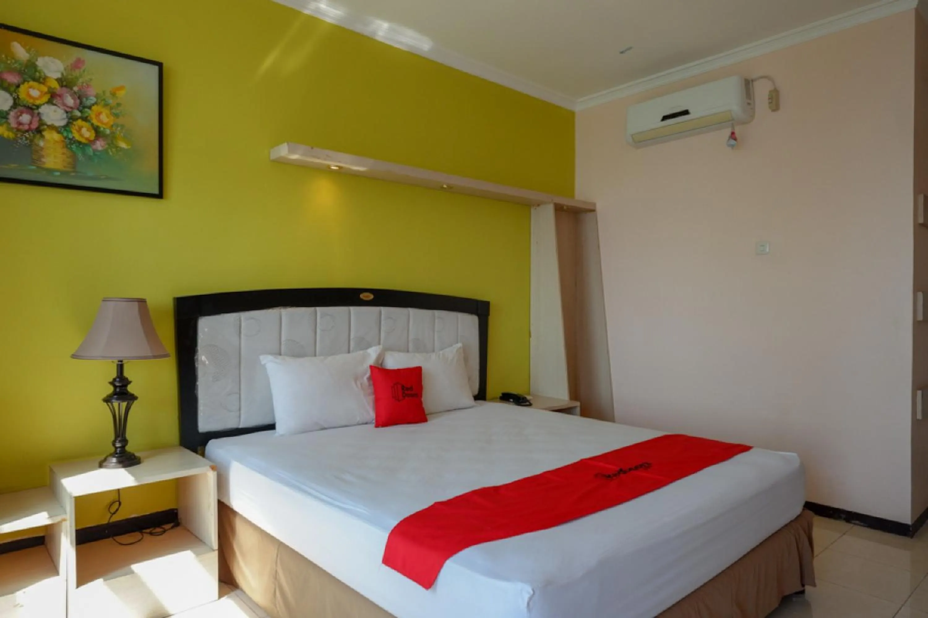 Bedroom, Bed in RedDoorz Plus Syariah @ Hotel Boulevard Luwuk