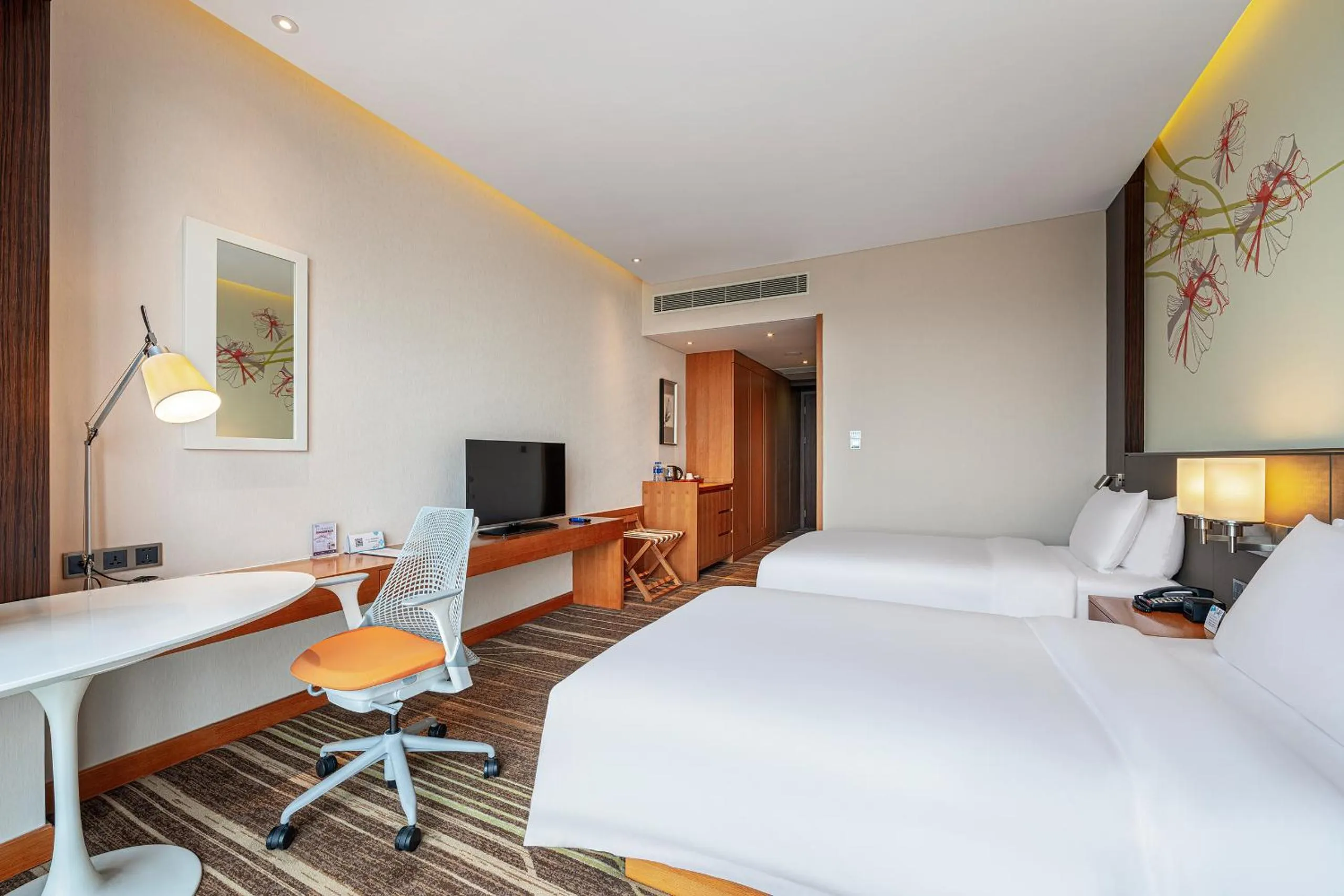 Photo of the whole room, Bed in Hilton Garden Inn Chengdu Huayang