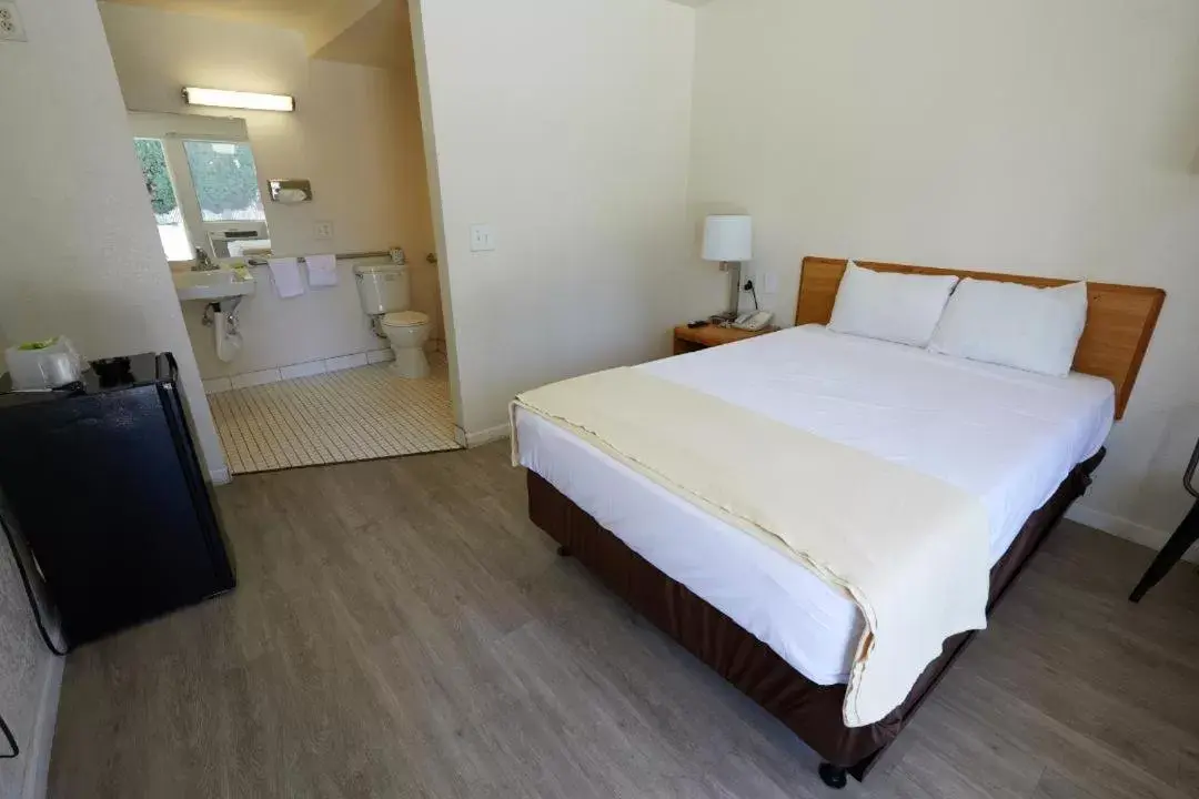 Queen Room - Disability Access in EZ 8 Motel San Jose I Queen Room - Disability Access in EZ 8 Motel San Jose I
