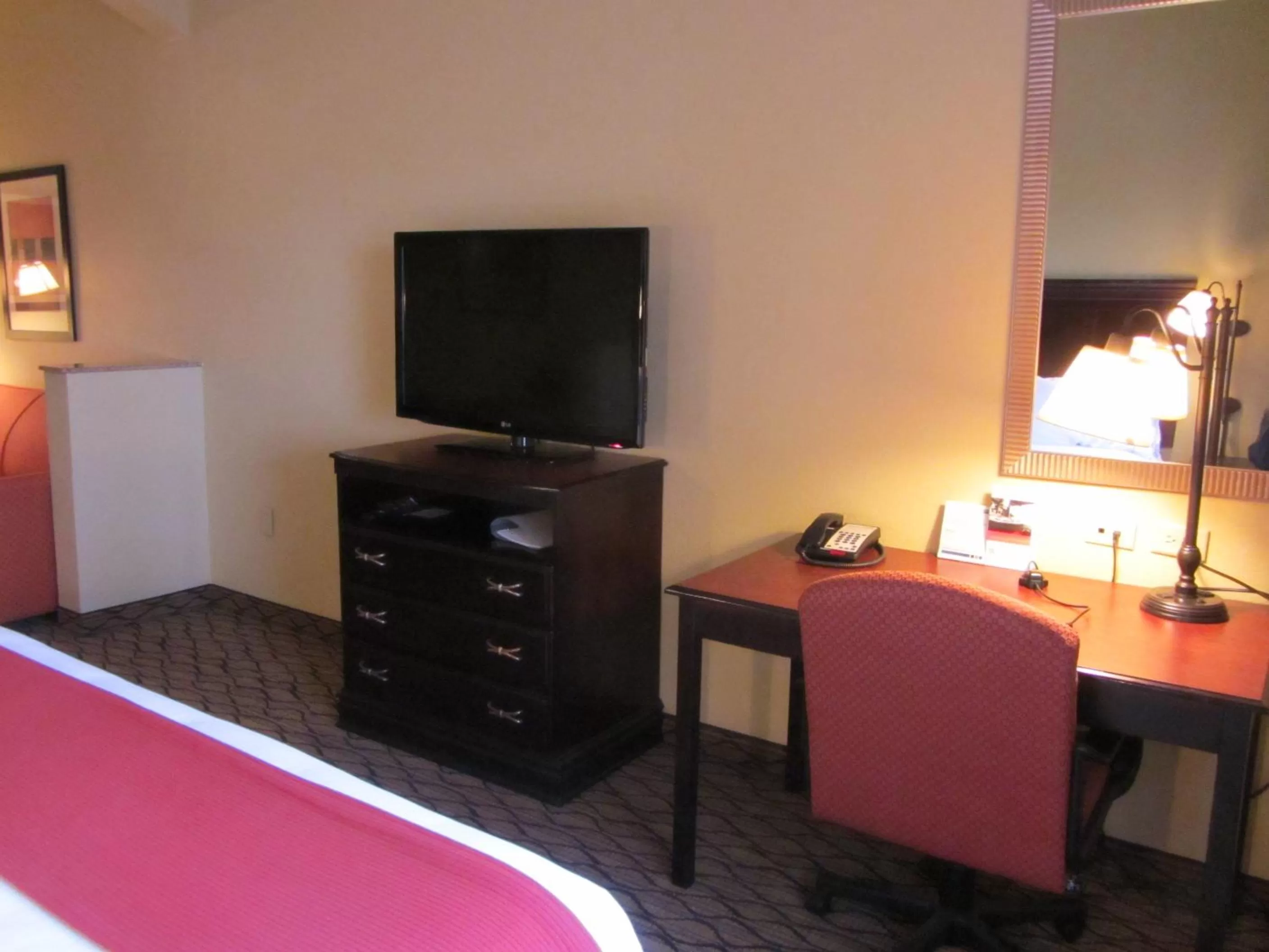 Bed in Holiday Inn Express Sweetwater by IHG