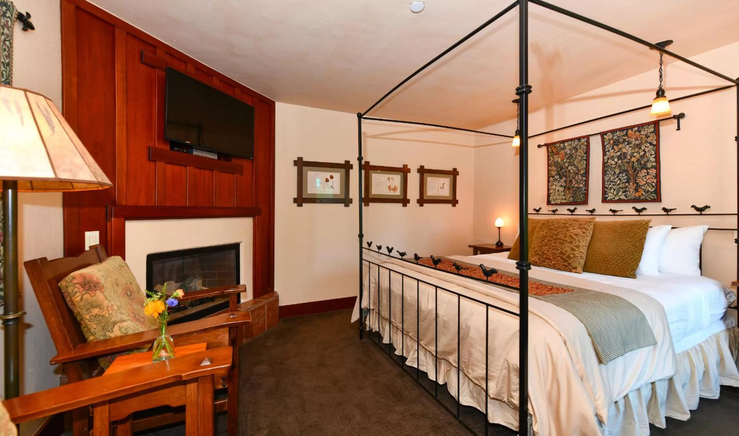 Bedroom, Bed in Blackbird Inn