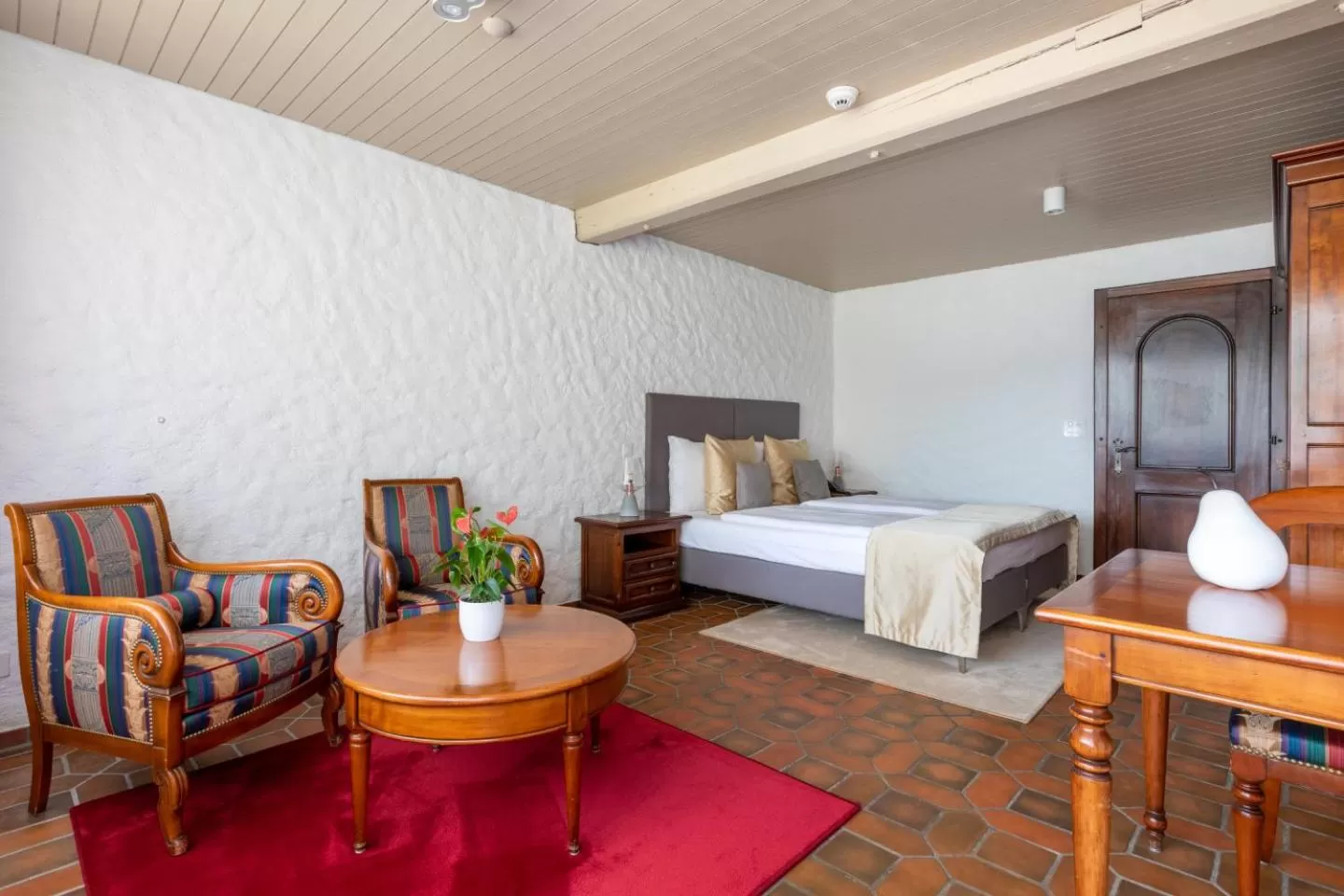 Photo of the whole room, Bed in Swiss-Chalet Merlischachen - Romantik Schloss-Hotel am See