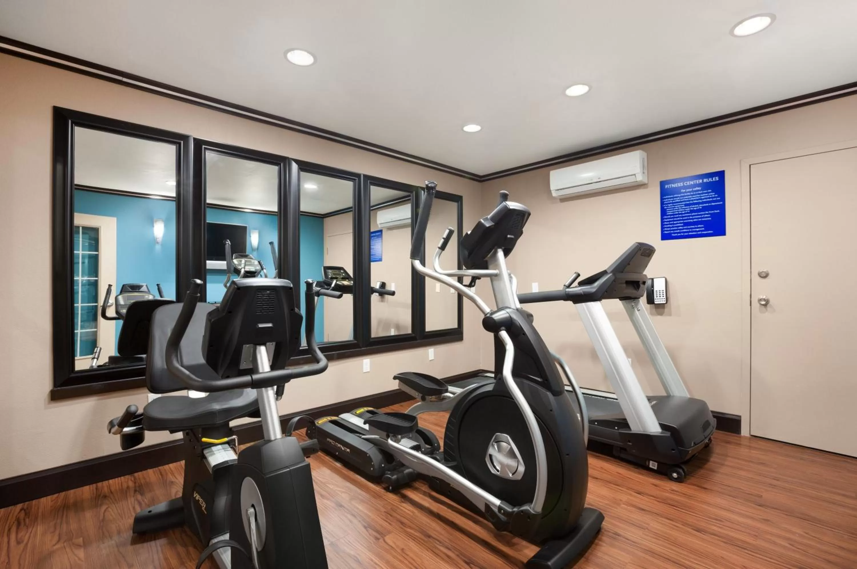 Fitness centre/facilities in Days Inn & Suites by Wyndham Conroe North