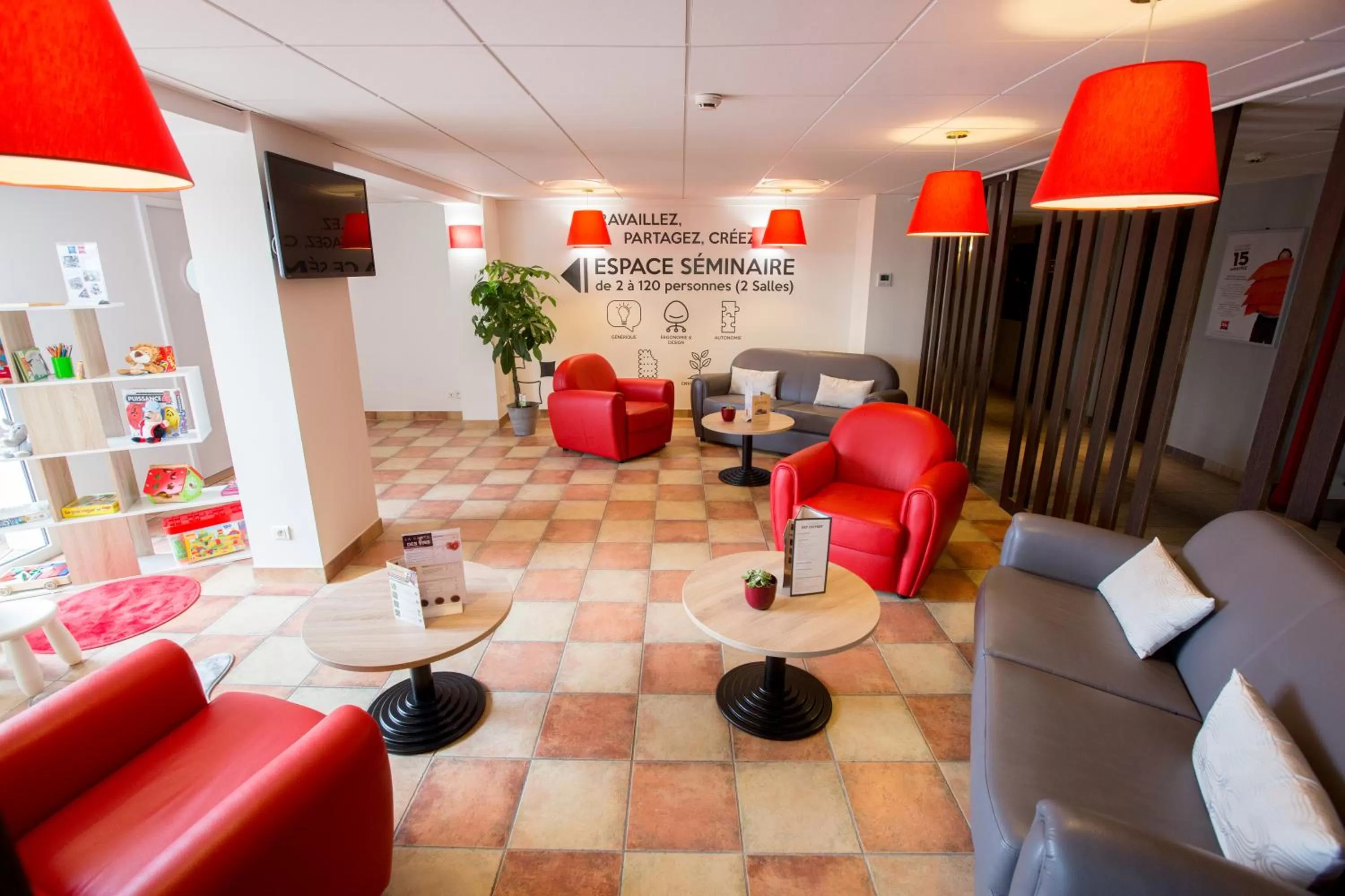 Communal lounge/ TV room in ibis Cherbourg La Glacerie