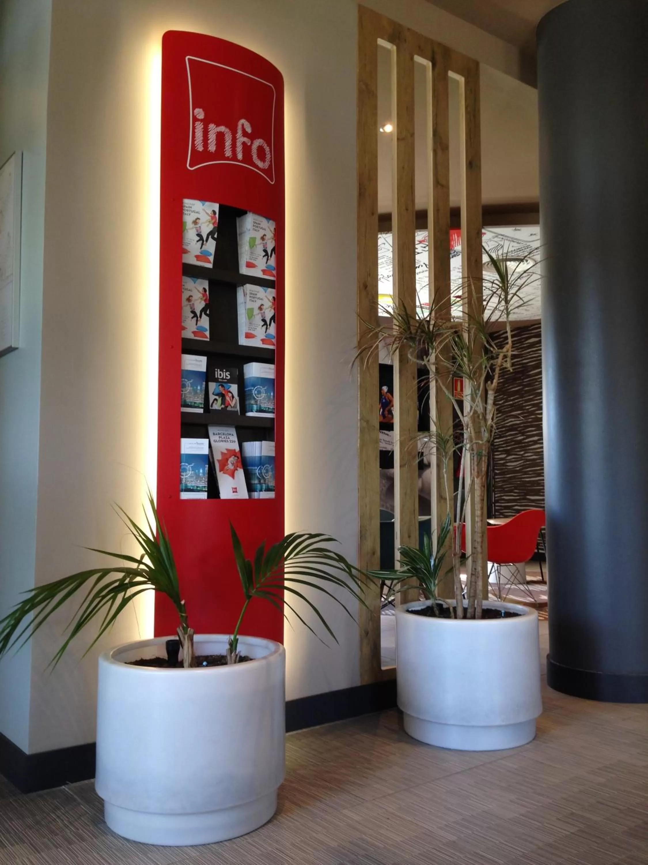 Lobby or reception in Ibis Sevilla