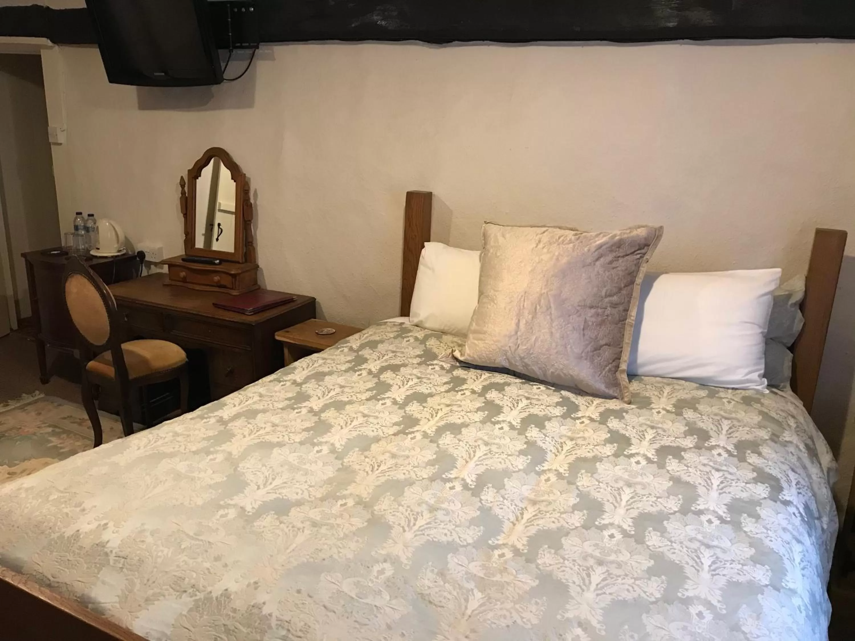 Bed in The Chequers Inn