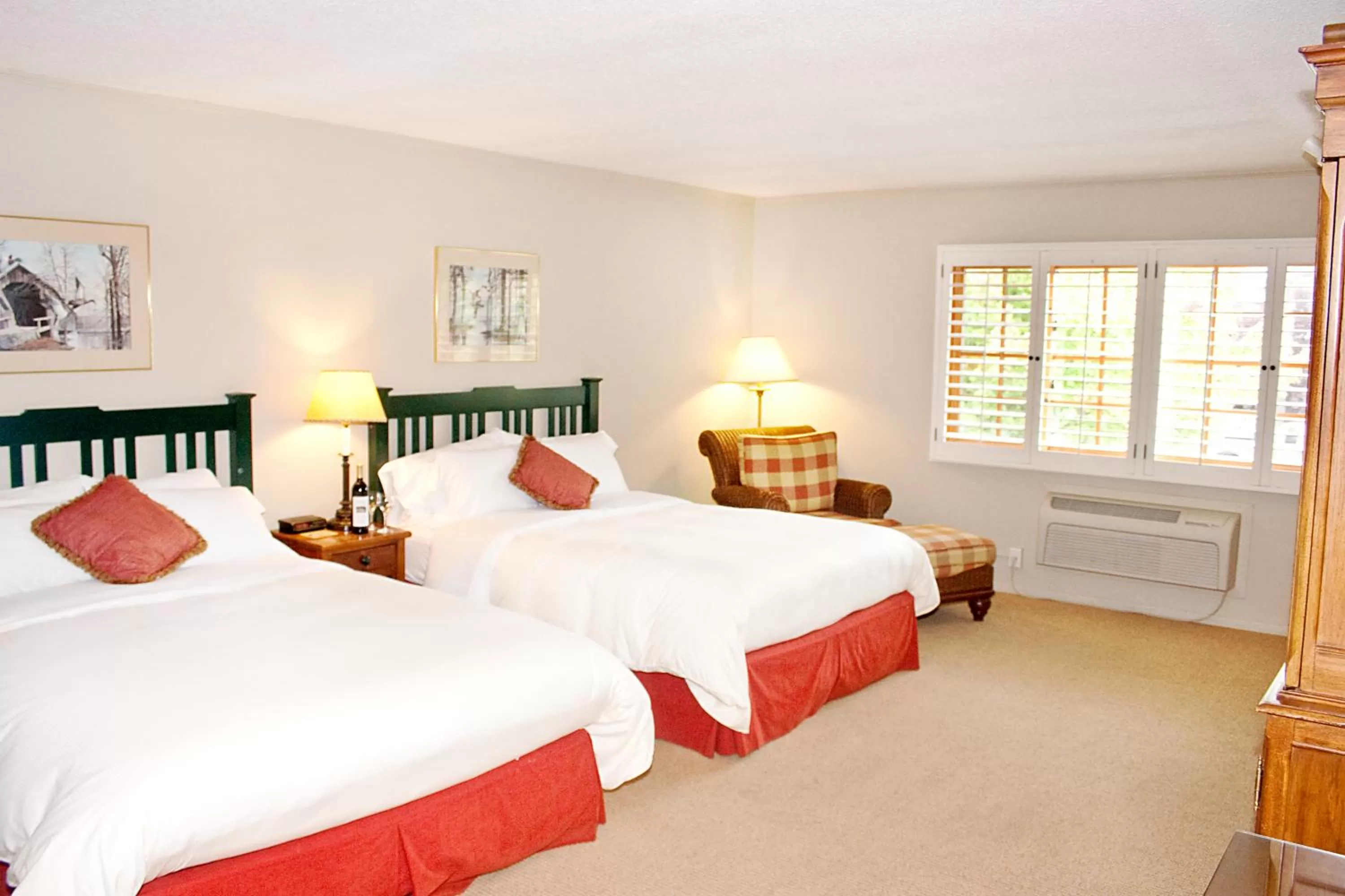 Photo of the whole room, Bed in The Lodge at Riverside