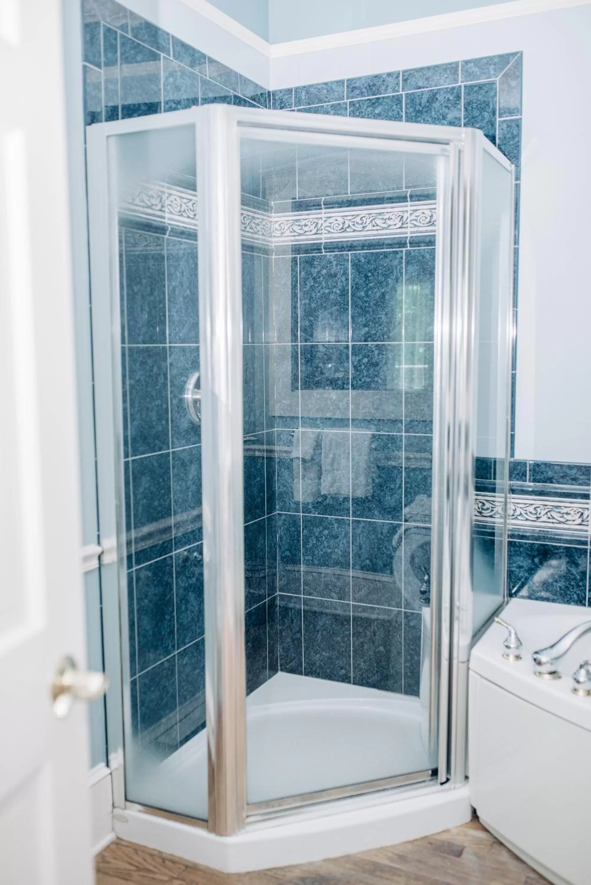 Shower in Benn Conger Inn