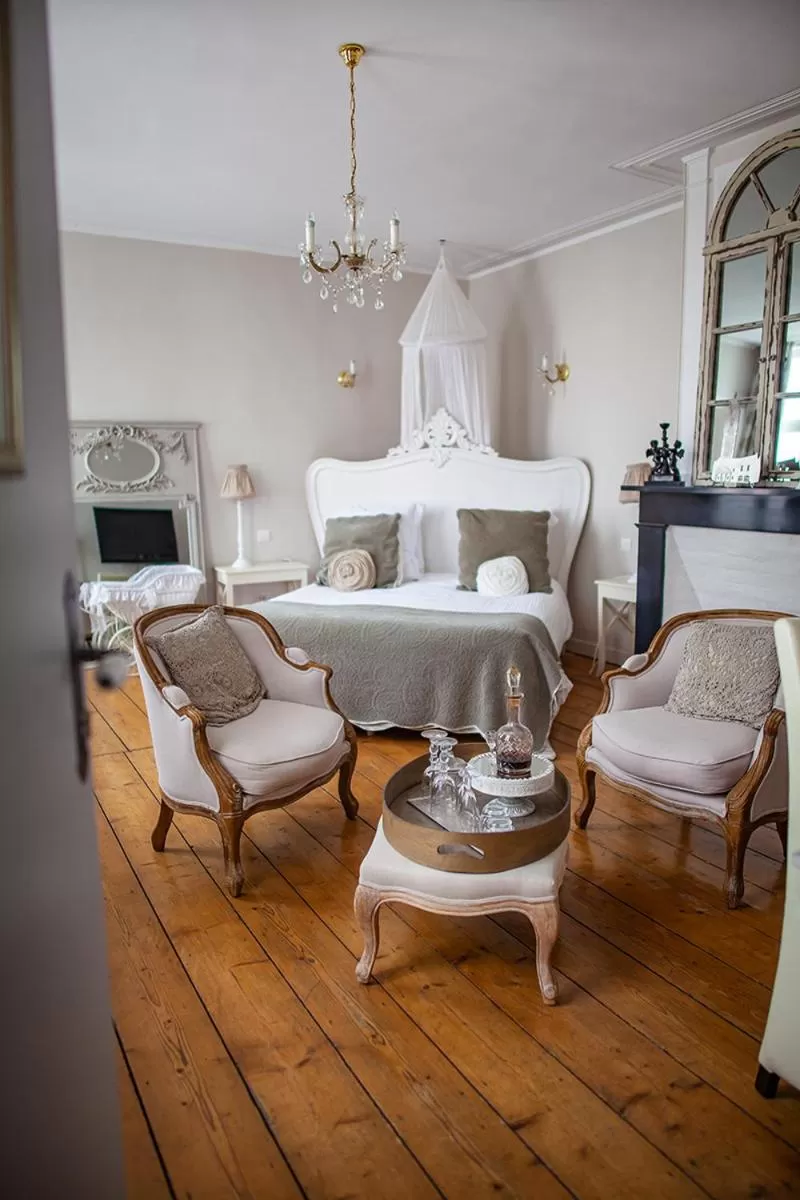 Photo of the whole room, Bed in Bienvenue Chez Nous