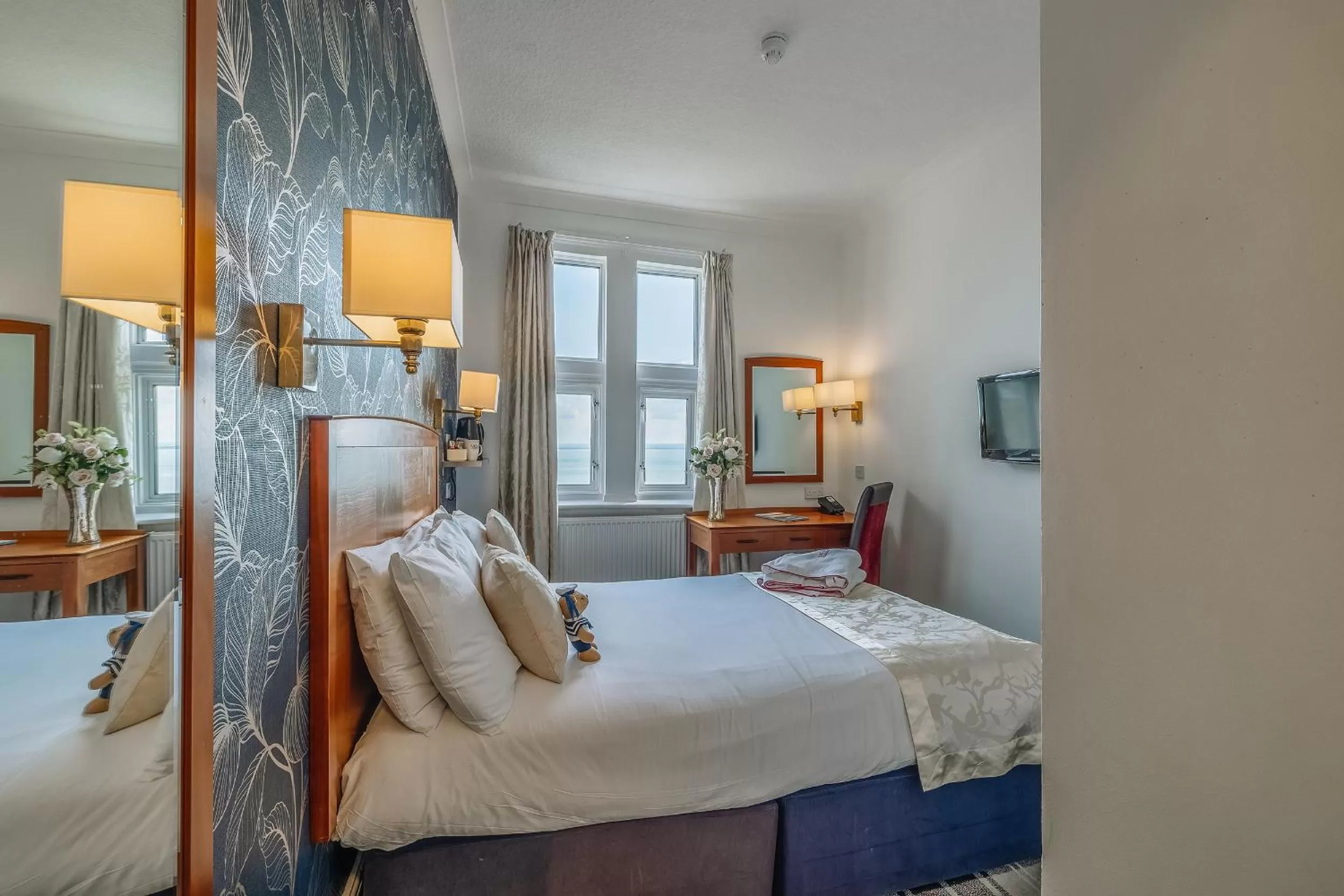 Bed in Muthu Westcliff Hotel (Near London Southend Airport)